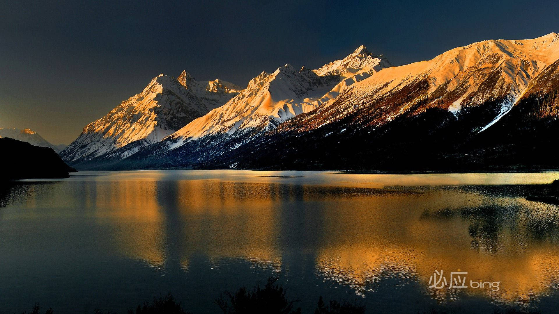Gebirgssee, Schneegipfel, Abendrot, Spiegelung, Goldenes Licht, Full HD, Laptop-Hintergrundbild