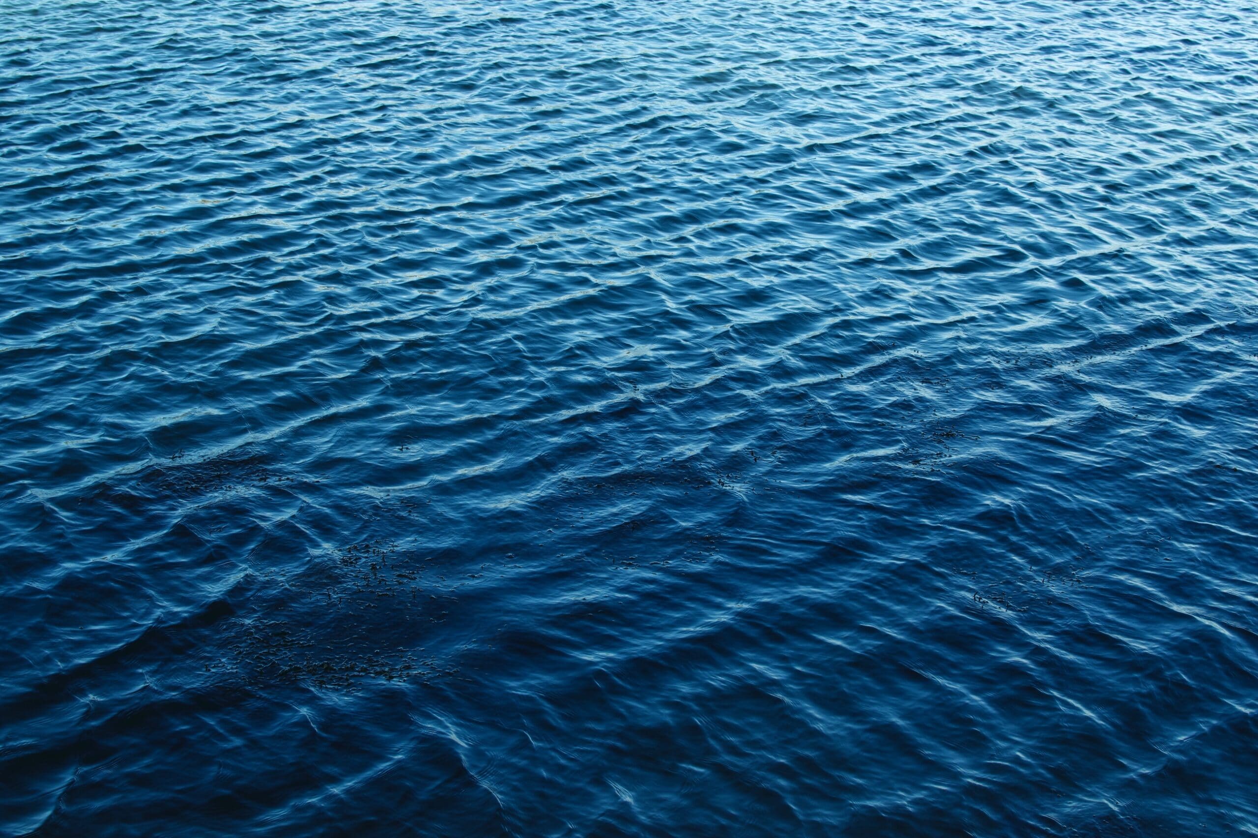 Wasseroberfläche, Meer, Wellen, Blau, Textur, 2K, Hintergrund für den Desktop