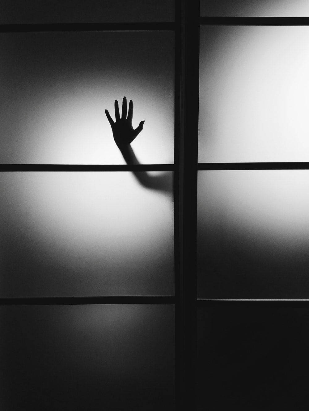 Hand, Fenster, Schatten, Schwarz-Weiß, Unheimlich, Hintergrundbild für iPad und Tablet