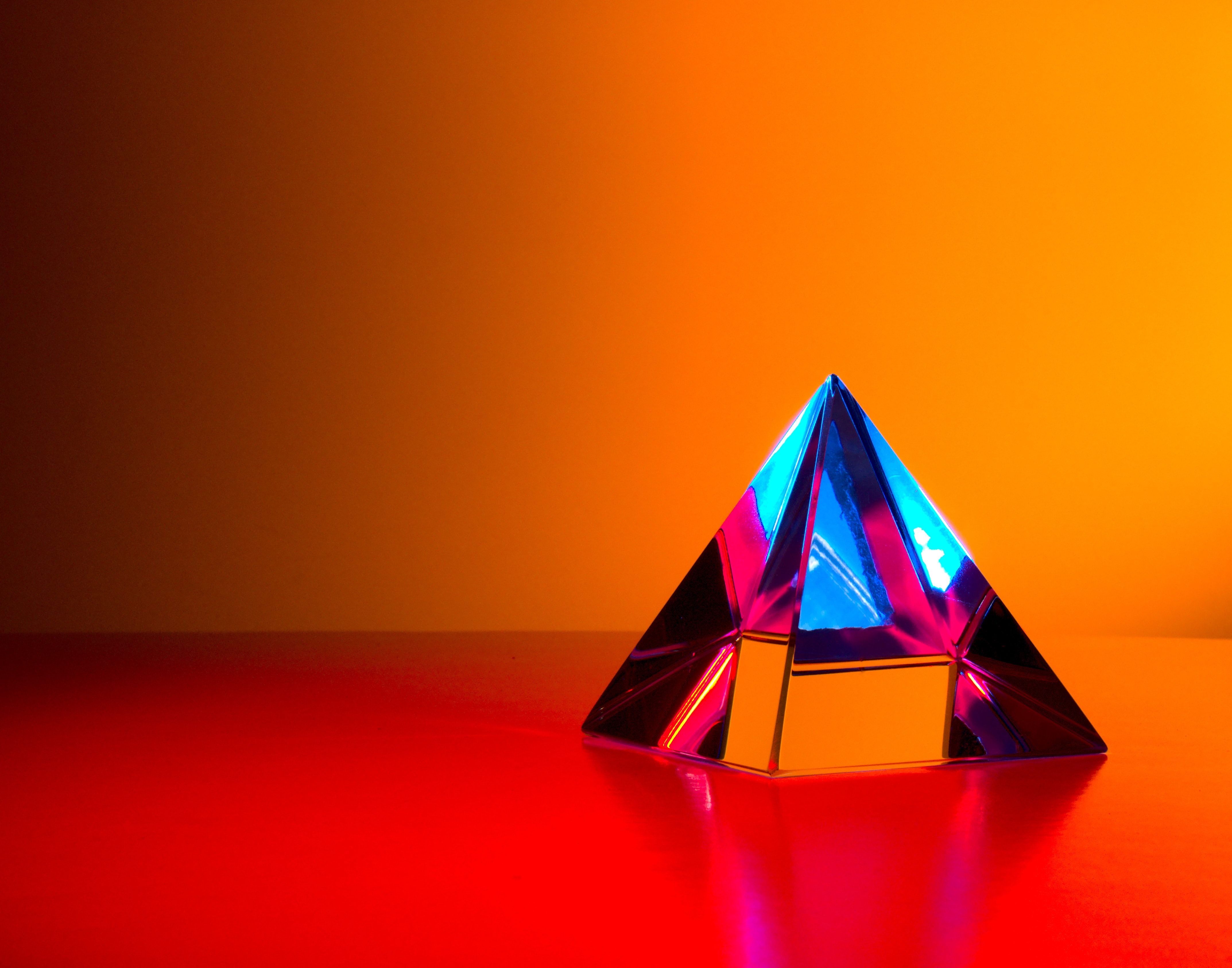 Glaspyramide, Prisma, Orange-Rot, Verlauf, 3D-Rendering, Minimalistisch, 4K-Hintergrundbild für PC