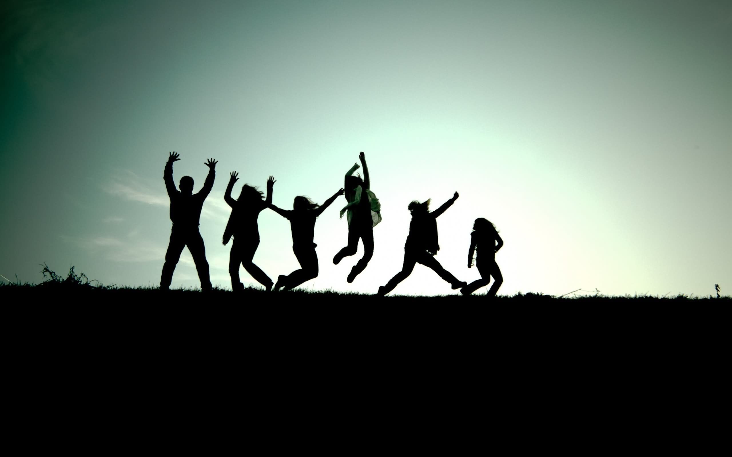 Freunde, Silhouetten, Springen, Gegenlicht, 2K, Desktop-Hintergrund für Windows