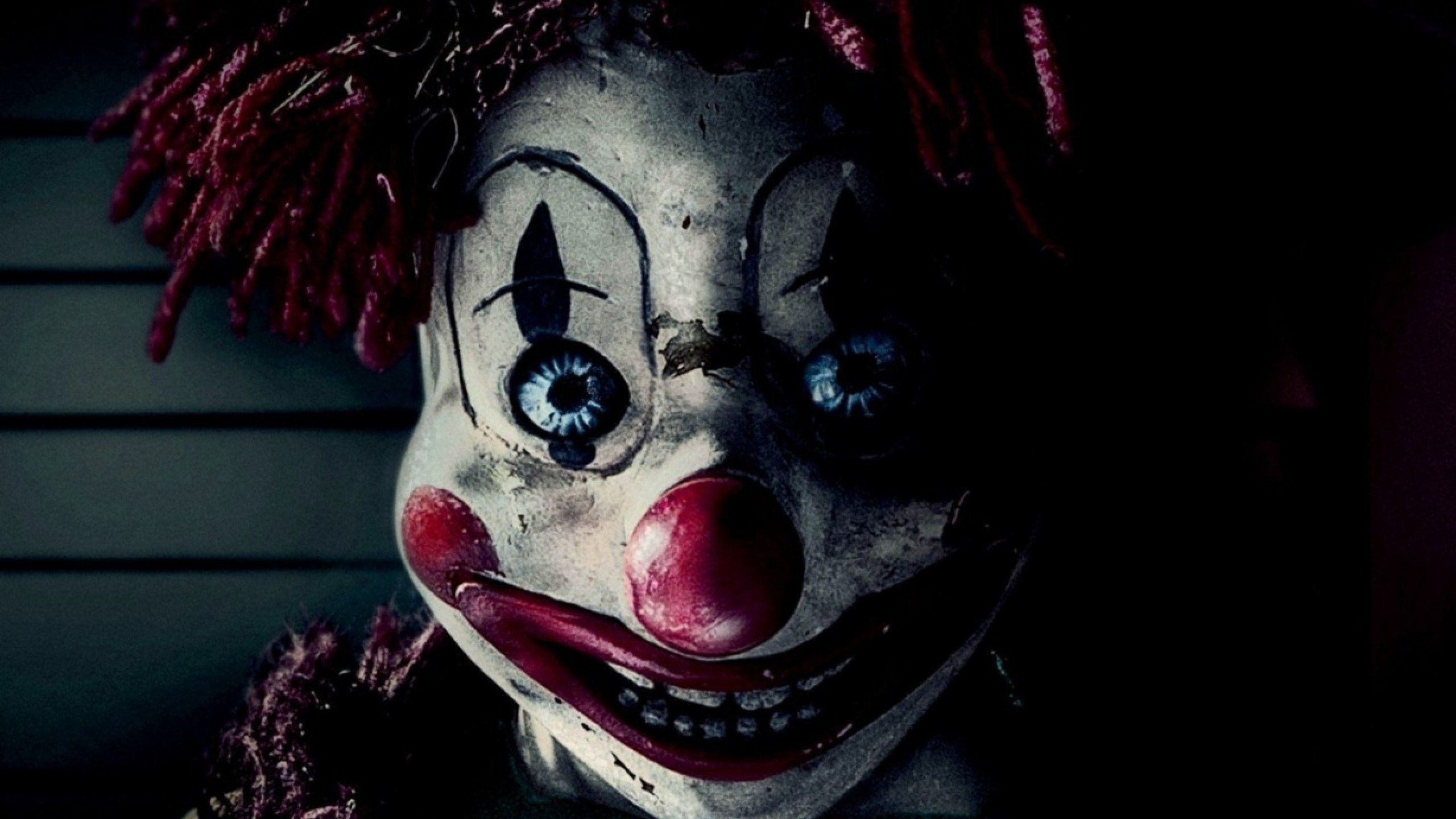 Gruseliger Clown, Clownspuppe, Nahaufnahme, Rote Nase, Dunkel, 2K, Windows-Hintergrundbild