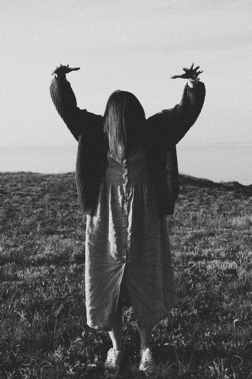 Frau im Feld, Erhobene Arme, Schwarz-Weiß, Wiese, Unheimlich, HD, Handy-Hintergrund