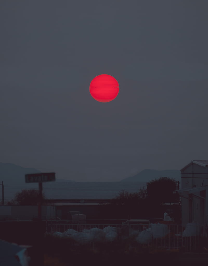 Roter Mond, Nebel, Dunkle Stadt, Unheimlich, Grau, Hintergrundbild für iPad und Tablet