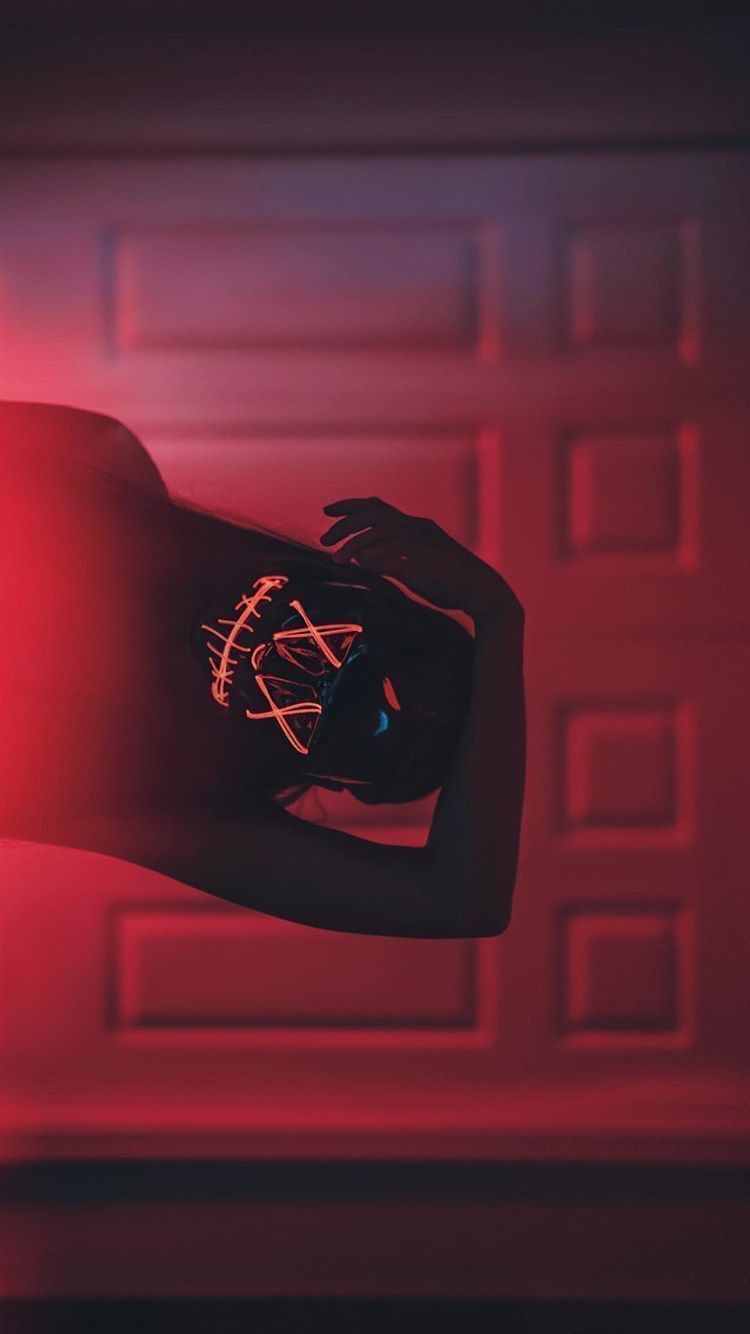 The Purge, Neon-Maske, Hand, Roter Hintergrund, Minimalistisch, Sperrbildschirm fürs iPhone