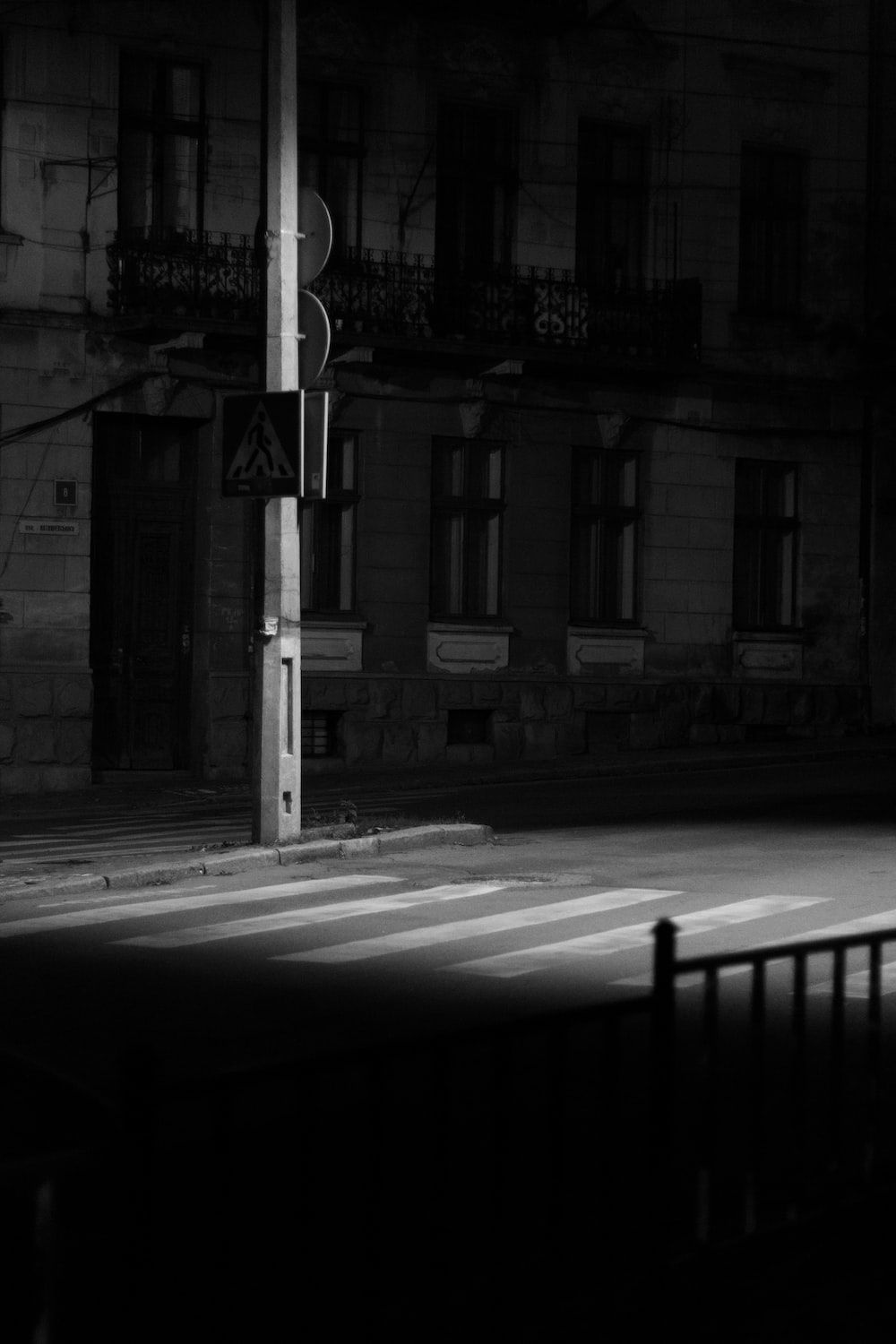 Straße, Nacht, Laternenlicht, Gebäude, Schwarzweiß, Düster, Android-Hintergrundbild