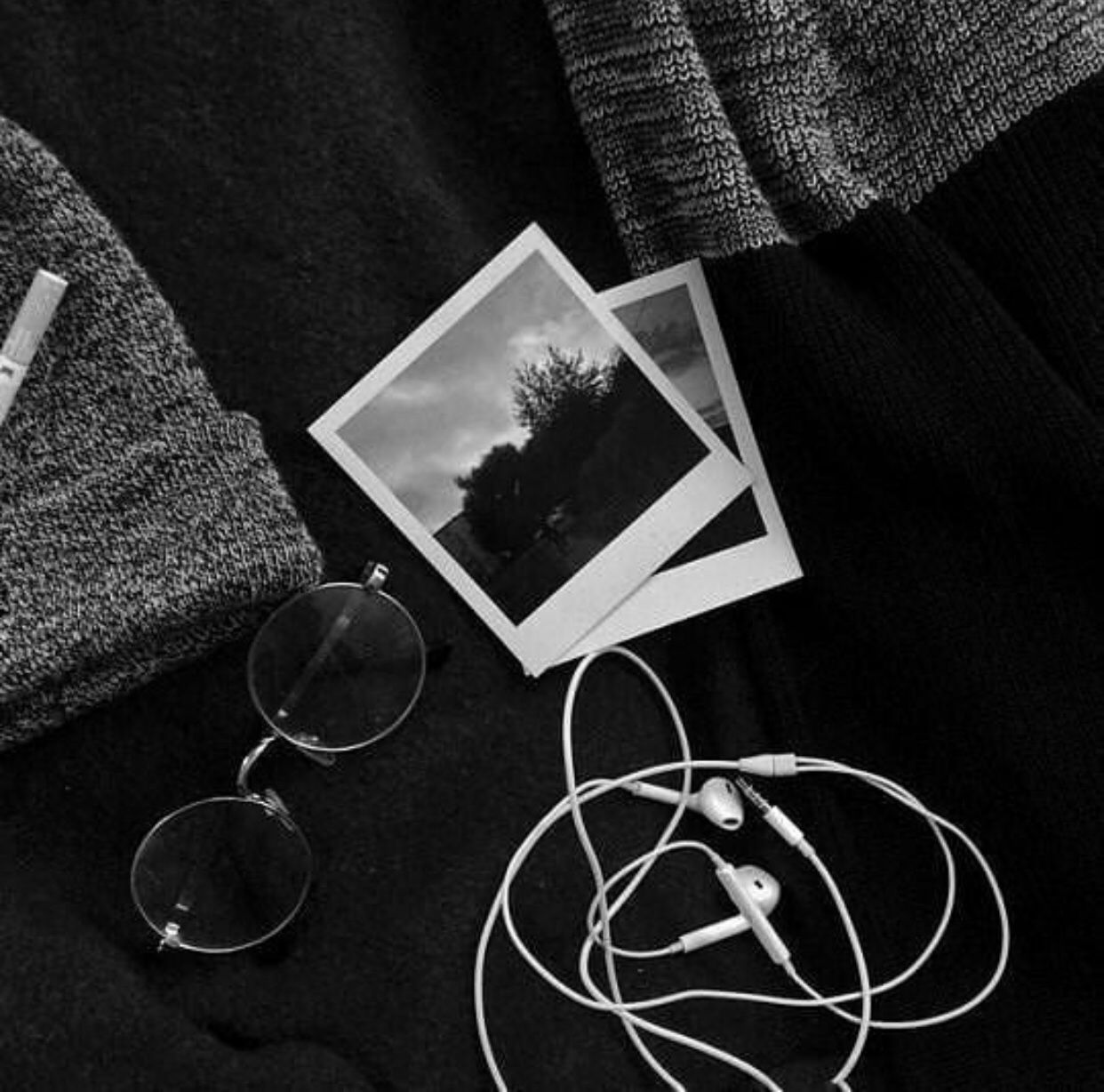 Polaroid, Brille, Kopfhörer, Pullover, Flat Lay, Dunkelgrau, Hintergrundbild fürs Tablet