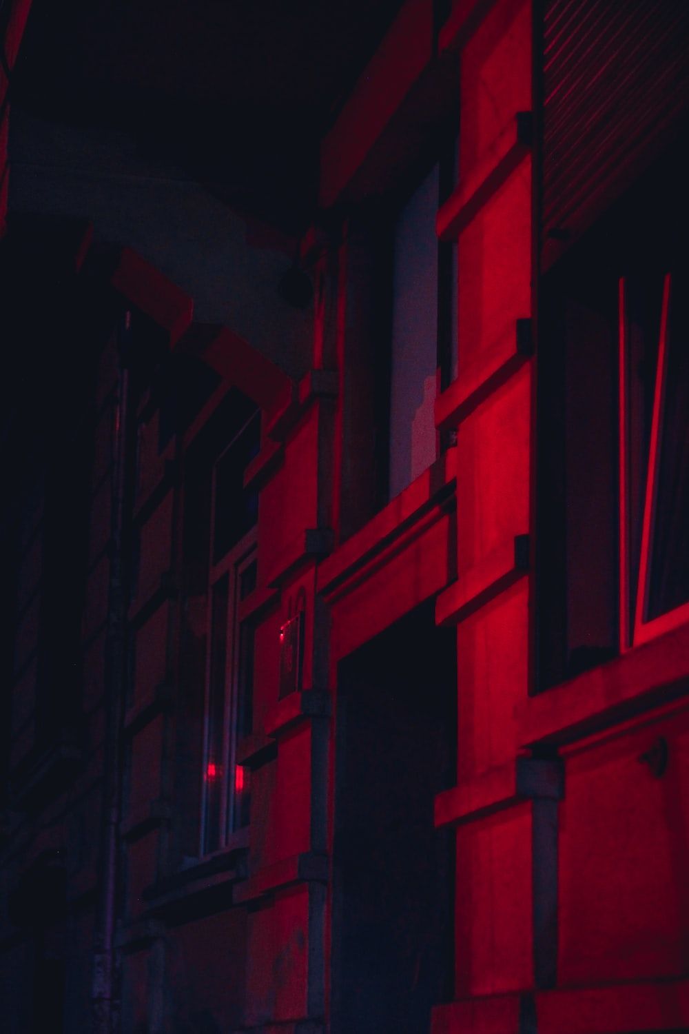 Häuserfassade, Rotes Licht, Nacht, Dunkel, HD, Sperrbildschirm fürs iPhone