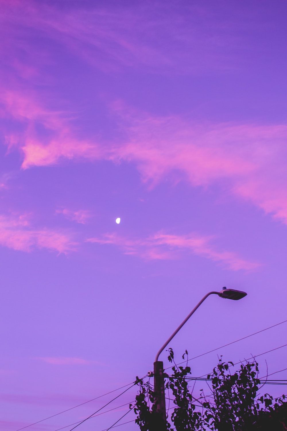 Lila Himmel, Straßenlaterne, Rosa Wolken, Abend, Dämmerung, Hintergrundbild fürs Handy