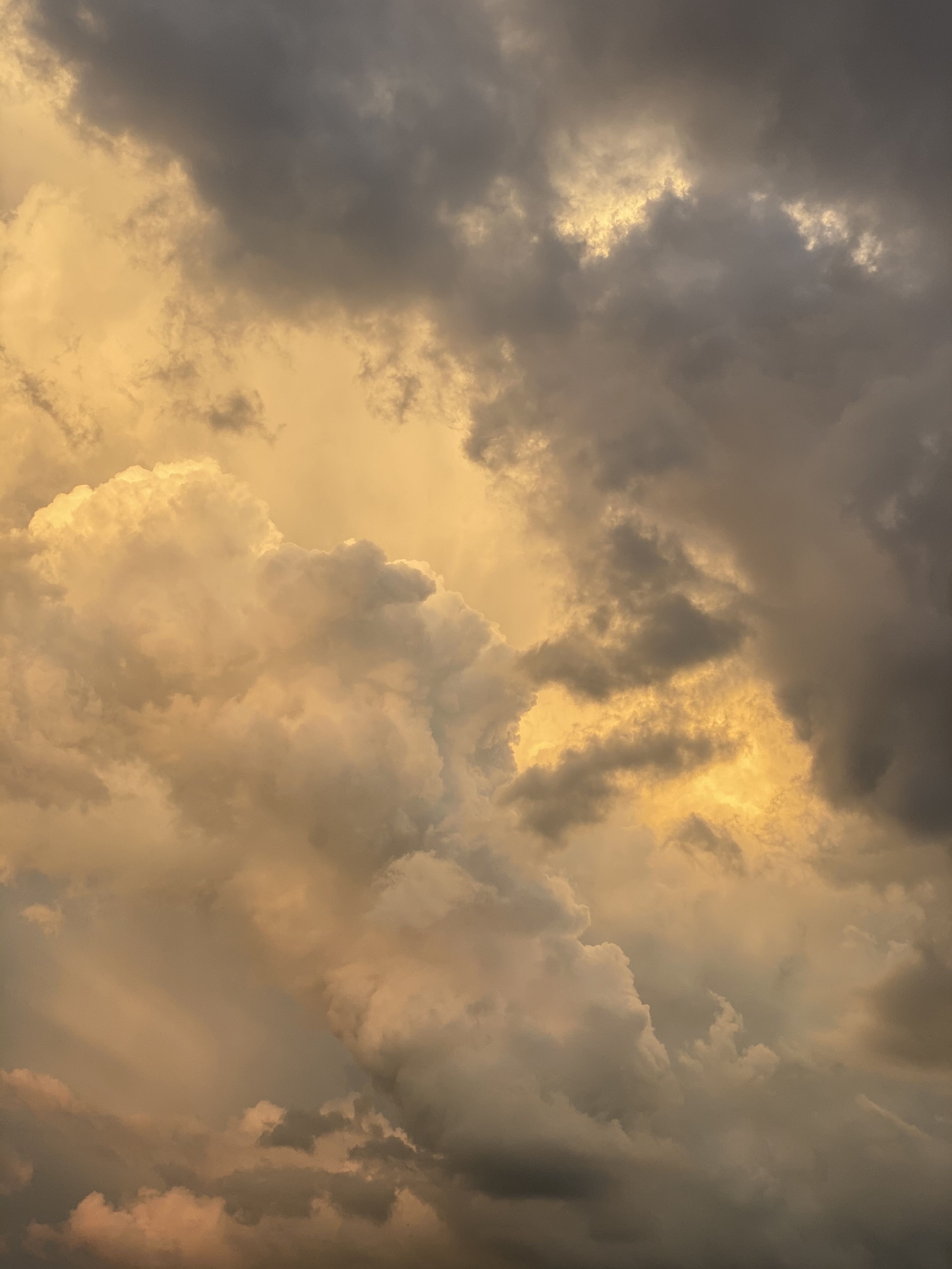 Wolken, Gewitterwolken, Goldenes Licht, Himmel, Dramatisch, QHD+, Tablet-Hintergrund