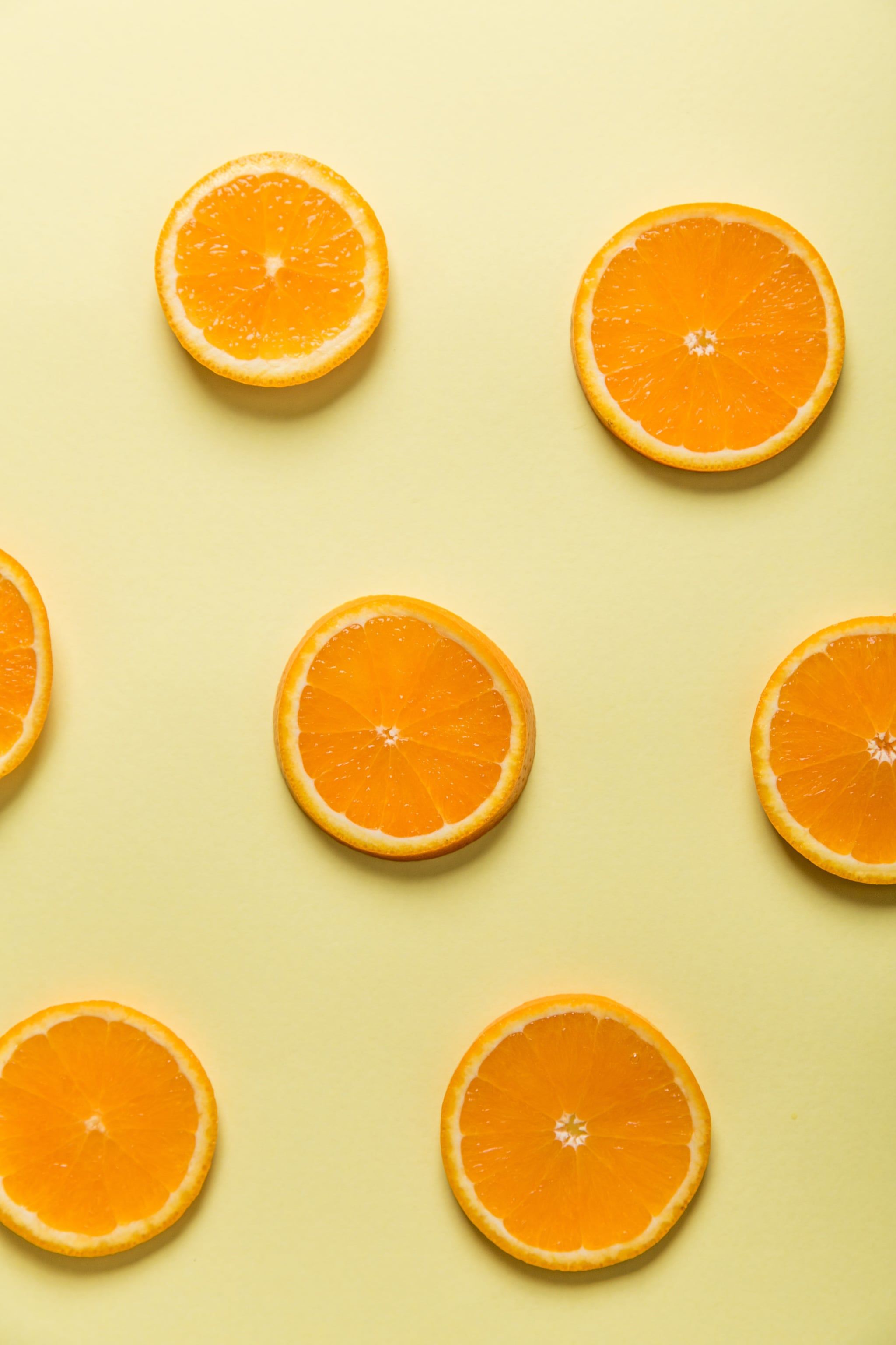 Orangenscheiben, Zitrusfrüchte, Flat Lay, Muster, Hellgelb, QHD+, iPhone-Hintergrundbild
