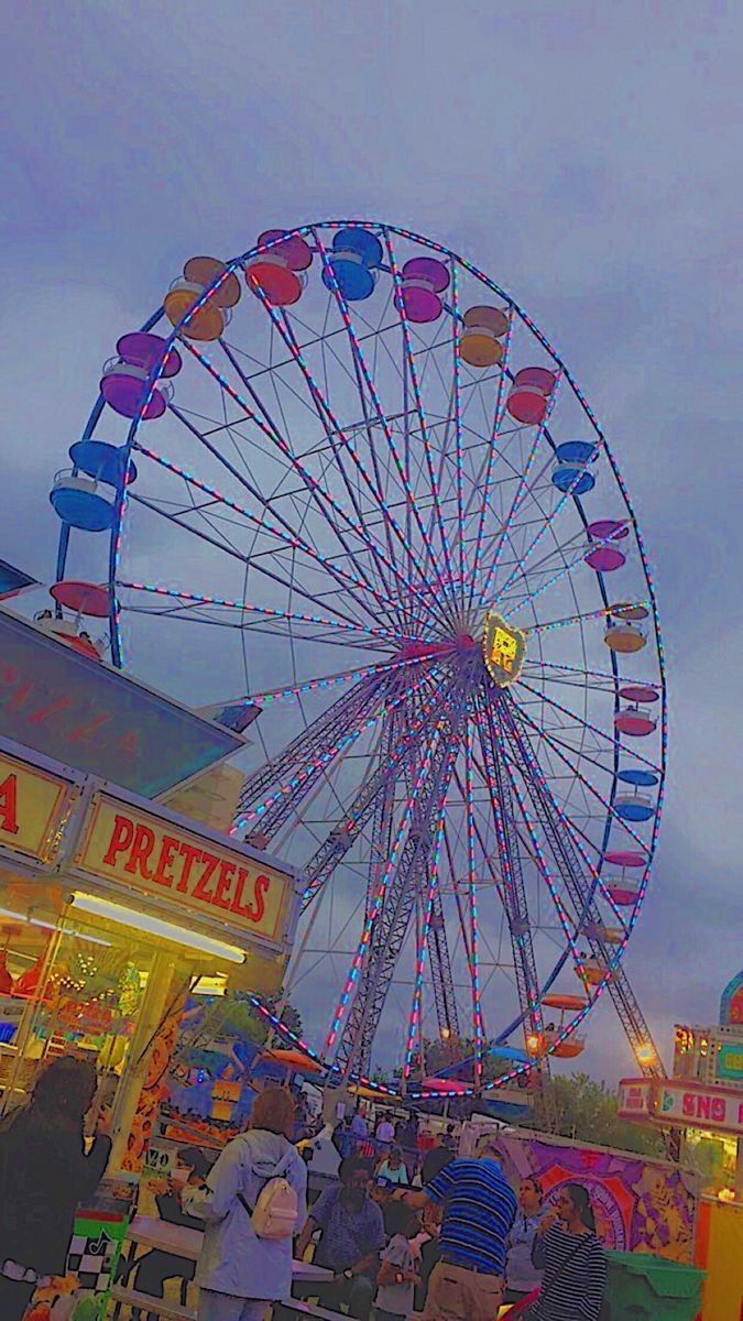 Riesenrad, Volksfest, Buntes Licht, Abend, Menschenmenge, Hintergrundbild fürs Handy