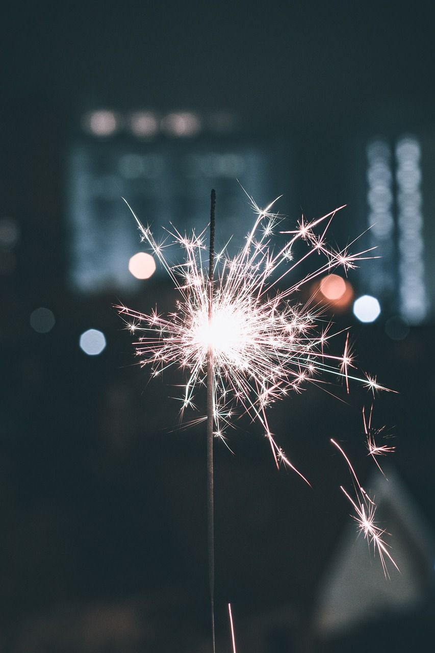 Wunderkerze, Funken, Bokeh, Dunkelblau, Hochformat, Hintergrundbild fürs Smartphone