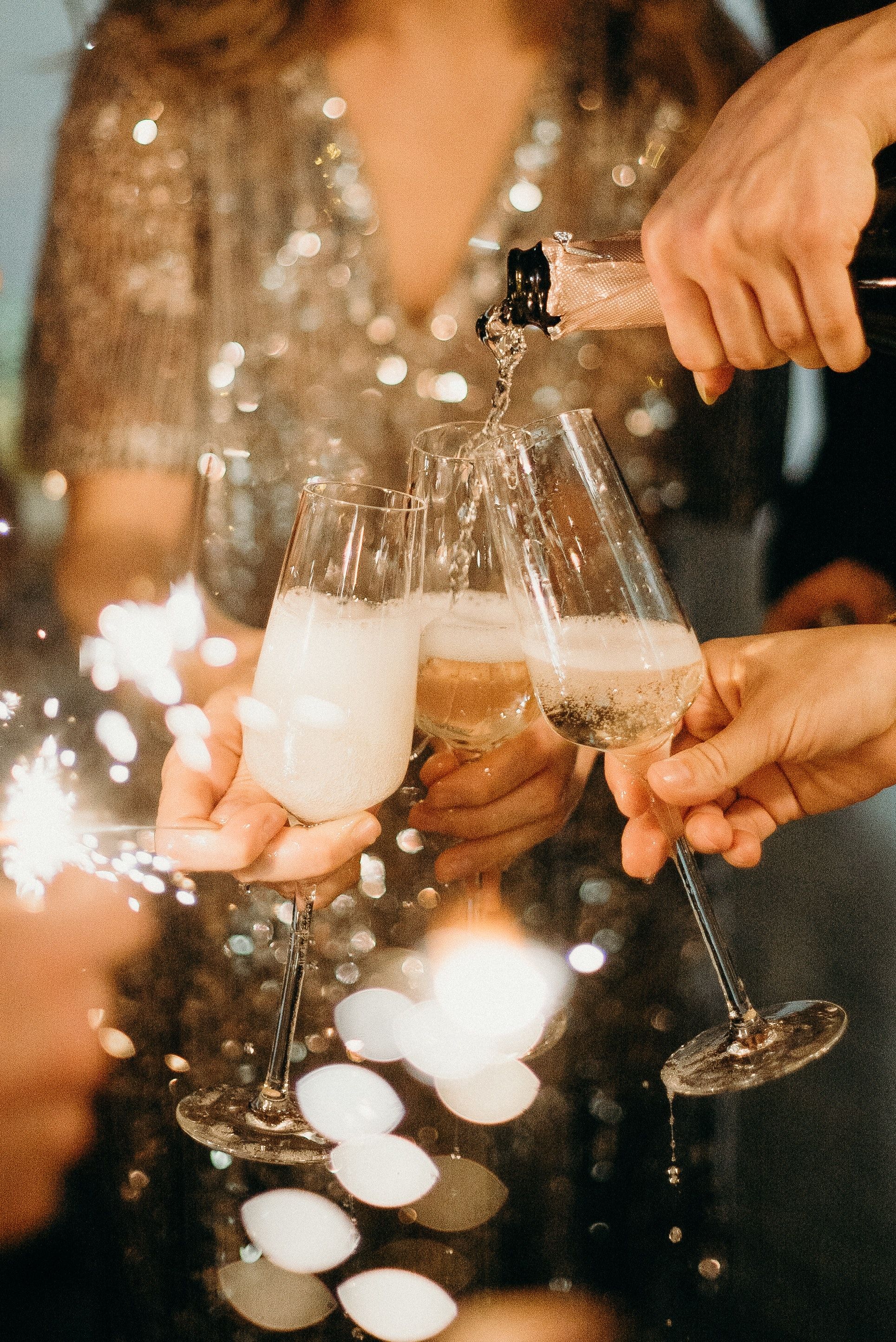 Sekt, Anstoßen, Gläser, Silvesterparty, Glitzer, QHD+, Hintergrundbild fürs Tablet