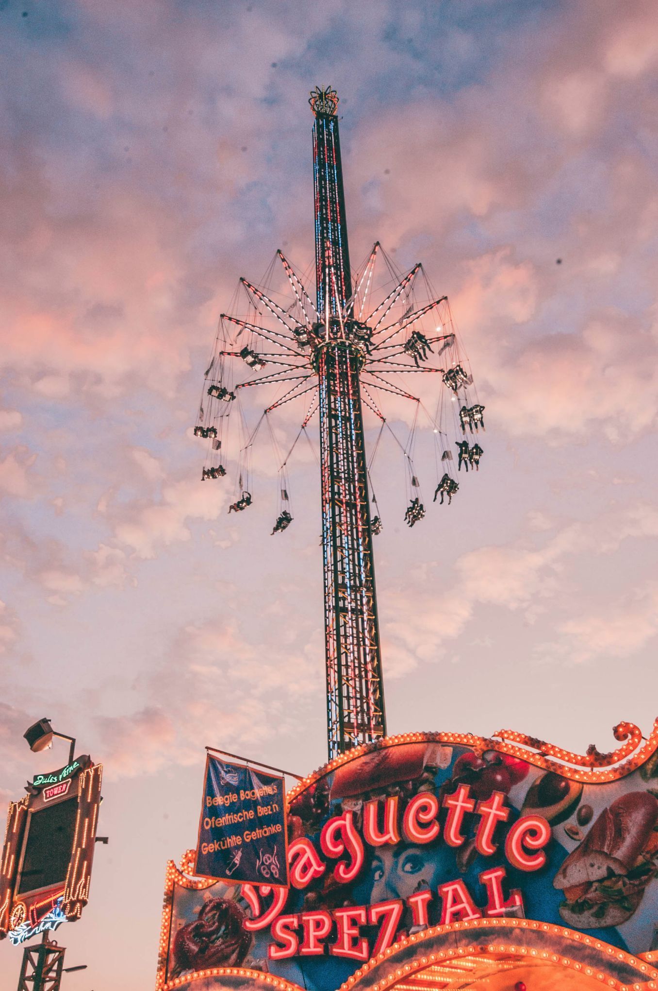 Oktoberfest, Kettenkarussell, Fahrgeschäft, Abendhimmel, Volksfest, Full HD, iPhone-Hintergrundbild