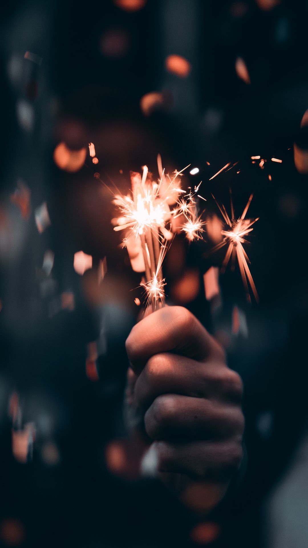 Wunderkerze, Hand, Funken, Bokeh, Nacht, Hochformat, Hintergrundbild fürs Smartphone