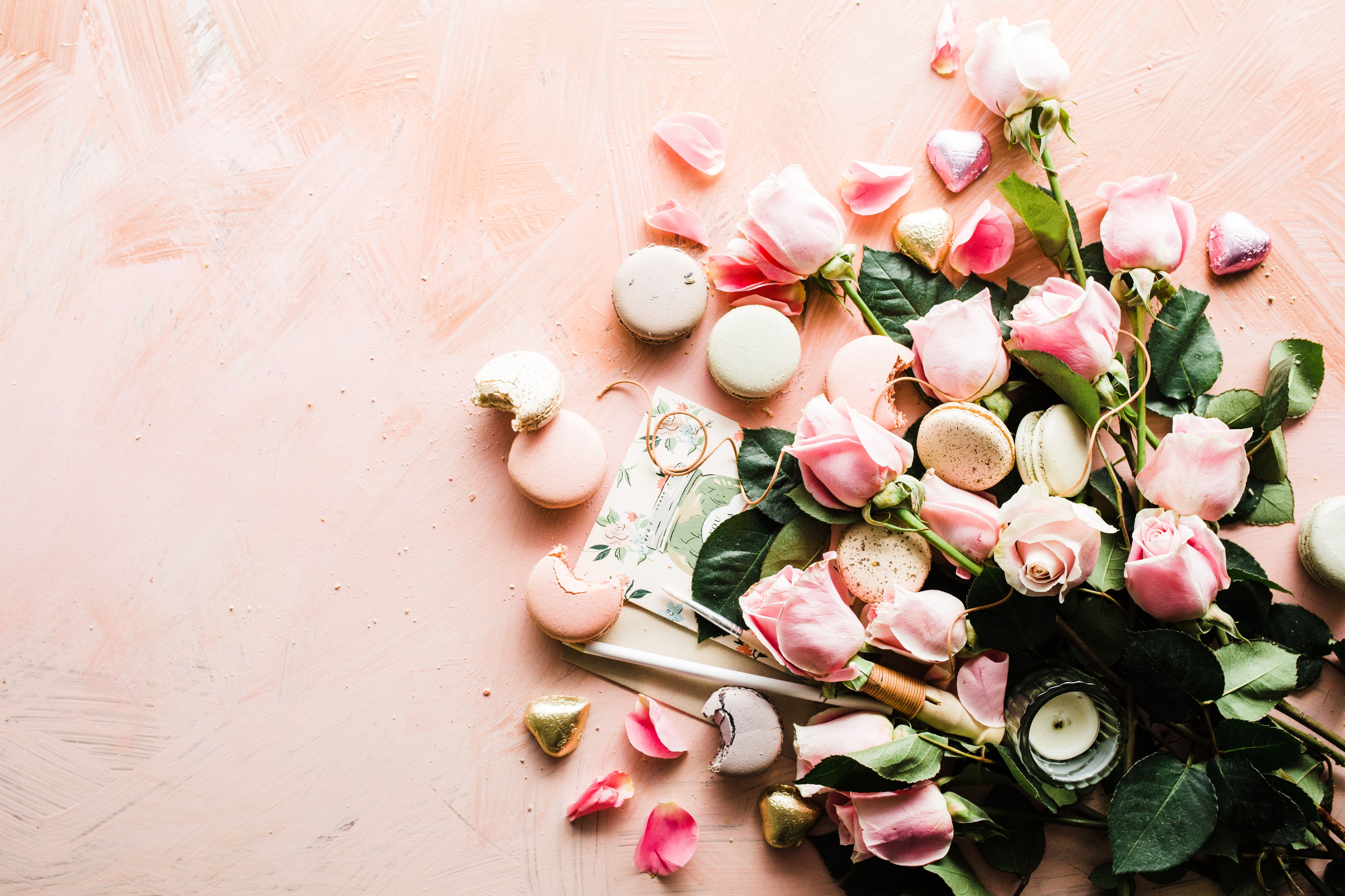 Rosen, Blumenstrauß, Macarons, Kerze, Rosa Hintergrund, Stillleben, 5K Wallpaper