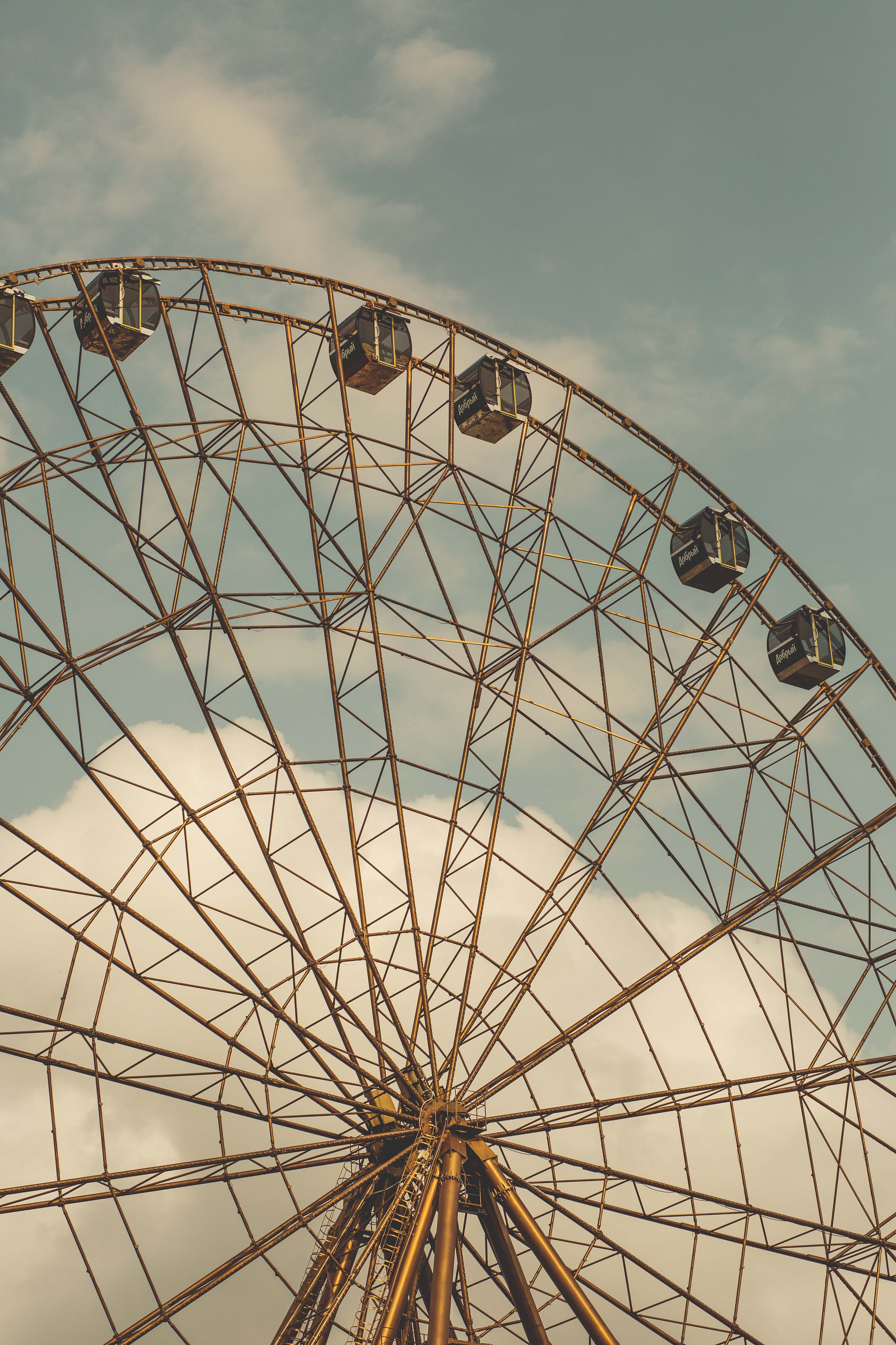 Riesenrad, Wolken, Pastell, Retro-Look, Froschperspektive, QHD+, Handy-Hintergrundbild