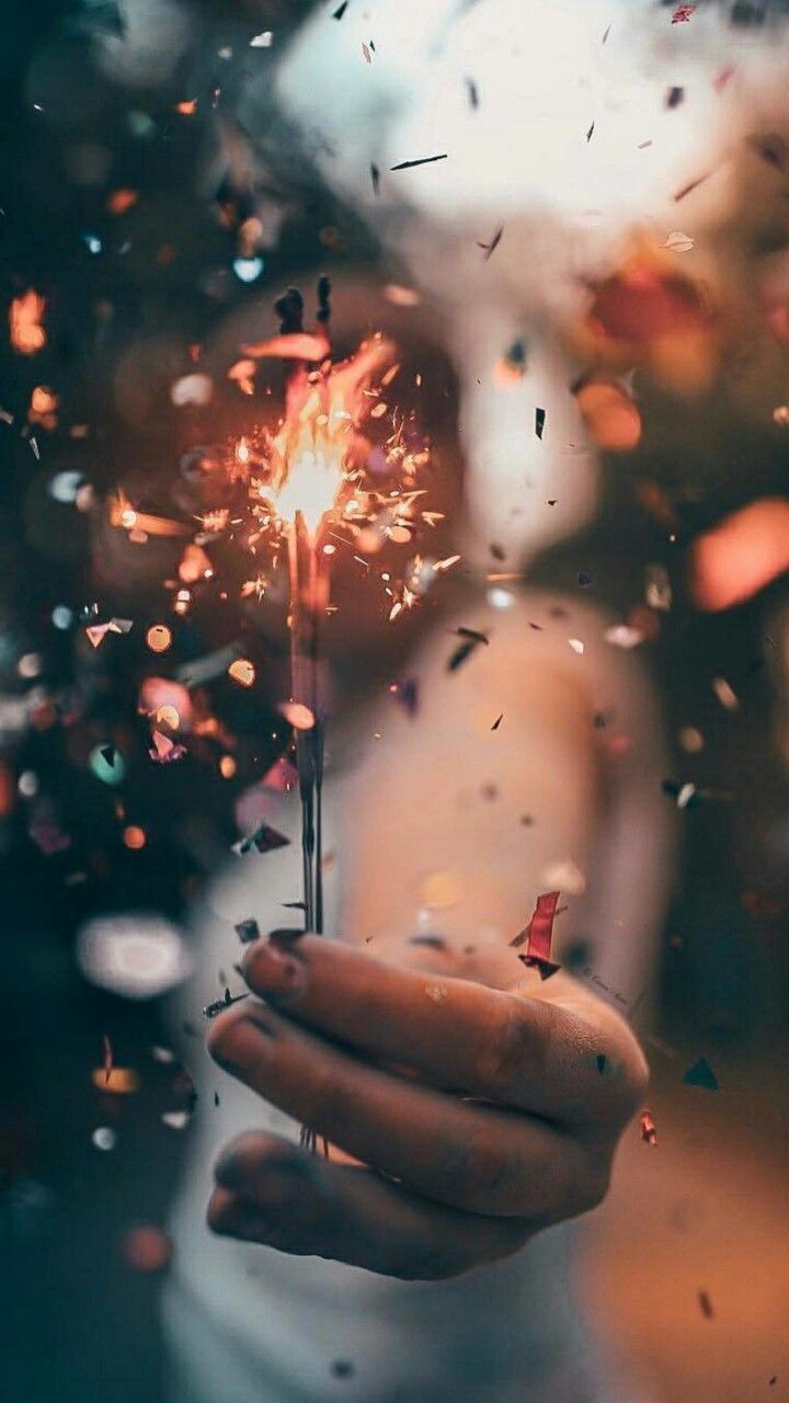 Wunderkerze, Hand, Konfetti, Bokeh, Neujahr, Hintergrundbild für iPhone und Android