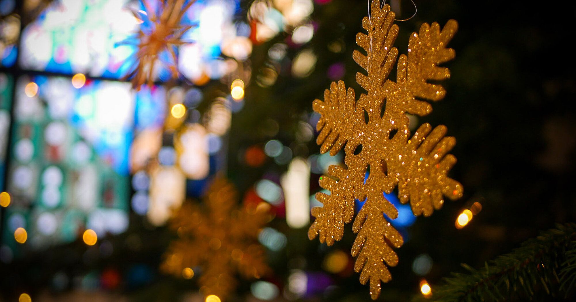 Goldener Schneeflocken-Anhänger, Glitzer, Bokeh, Bunte Lichter, Full HD, Desktop-Hintergrund