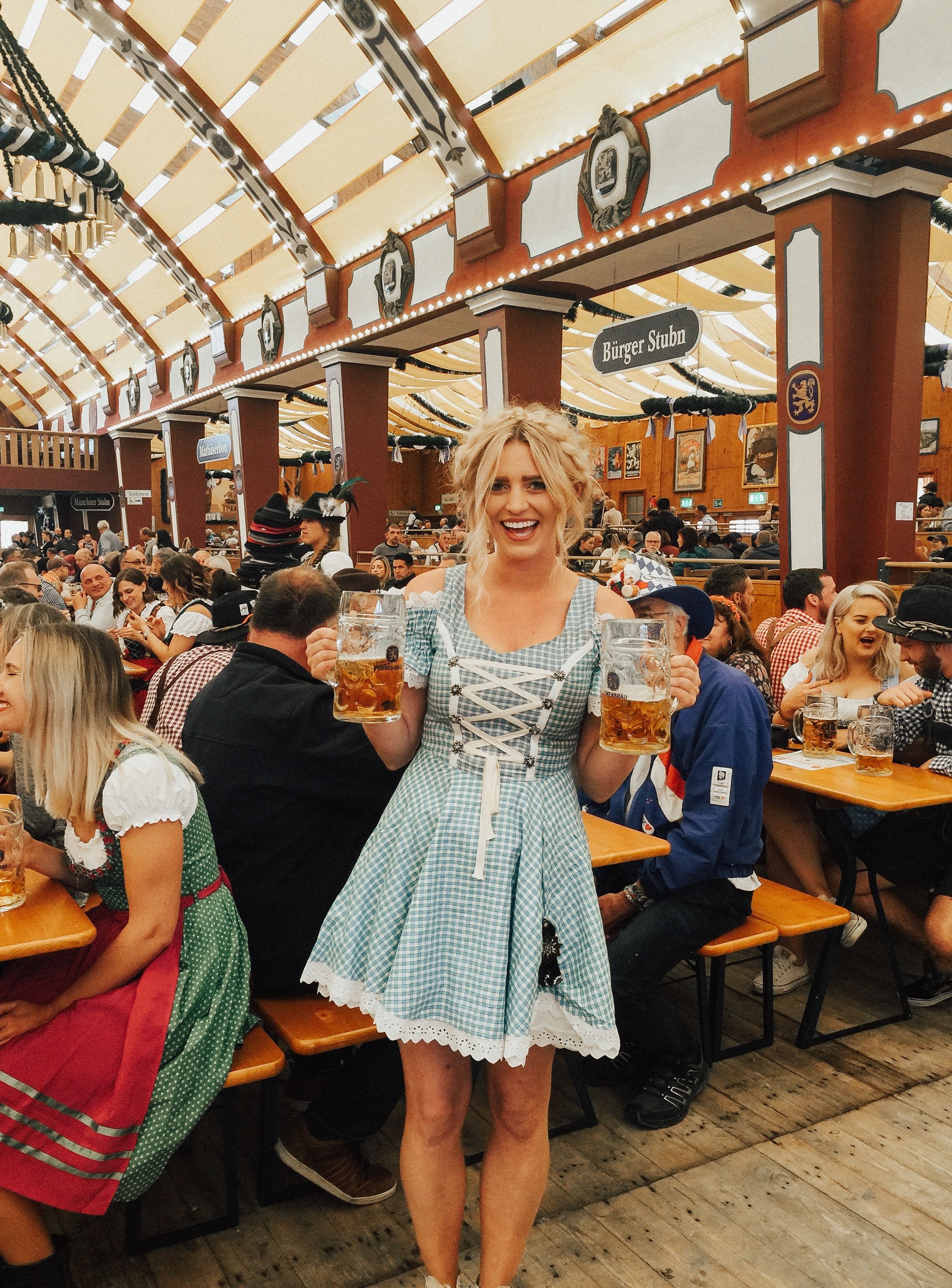 Oktoberfest, Dirndl, Bierzelt, Frau, Feier, QHD+, Hintergrundbild fürs Tablet