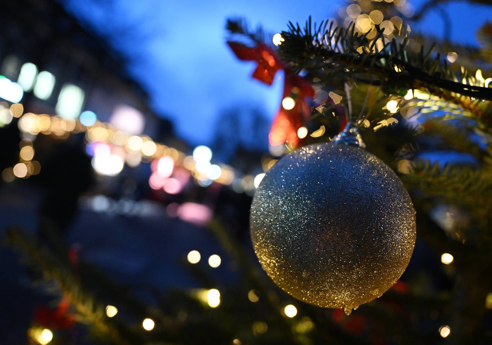 Goldene Kugel, Glitzer, Weihnachtsmarkt, Abend, Bokeh, HD, Desktop-Hintergrund für Windows