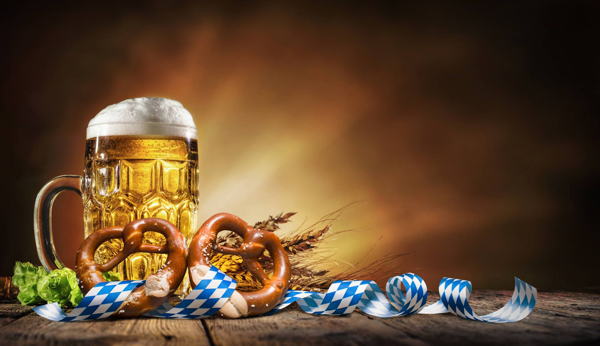 Oktoberfest, Bierkrug, Brezeln, Bayerisches Band, Stillleben, Dunkel, Full HD, Windows-Hintergrundbild