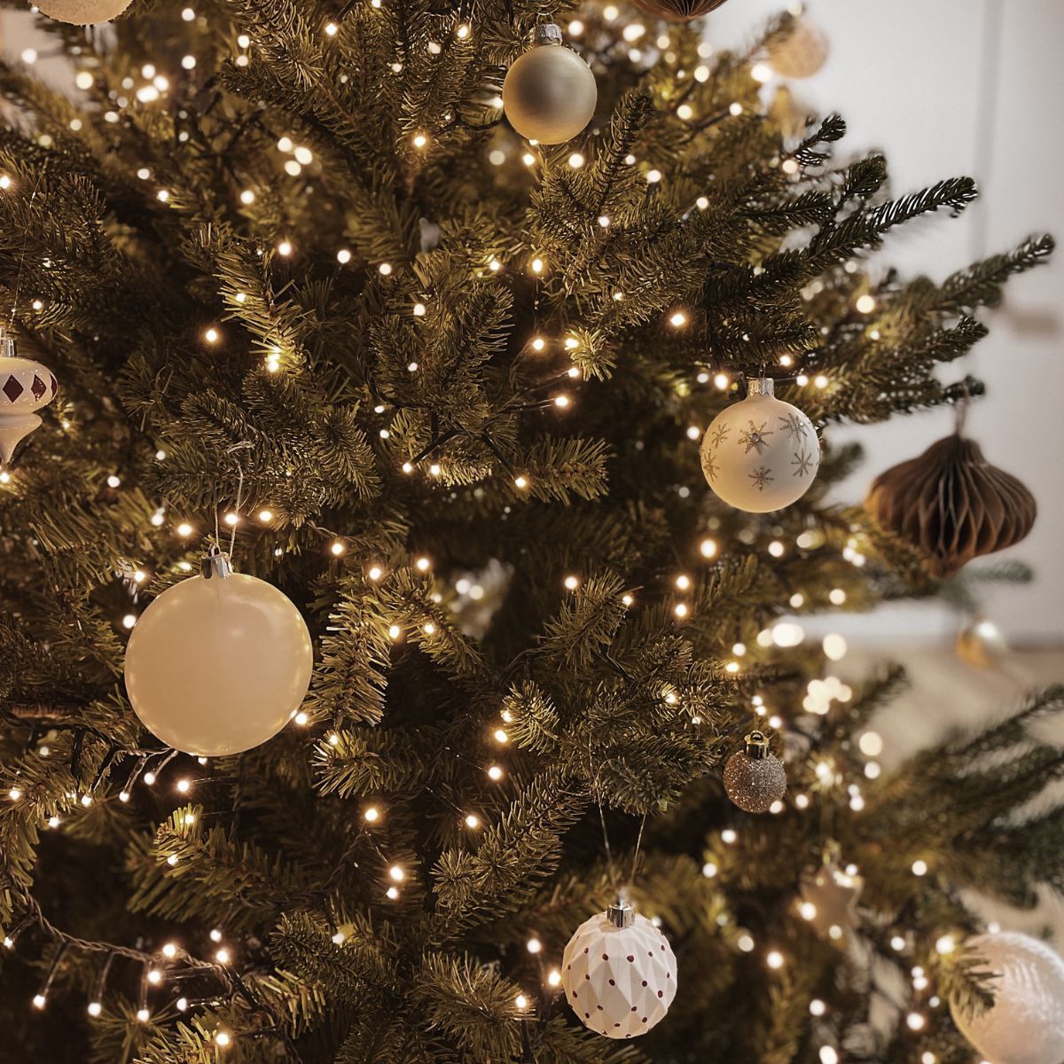 Weihnachtsbaum, Lichterkette, Christbaumkugeln, Goldener Schmuck, Warmes Licht, Tablet-Hintergrund