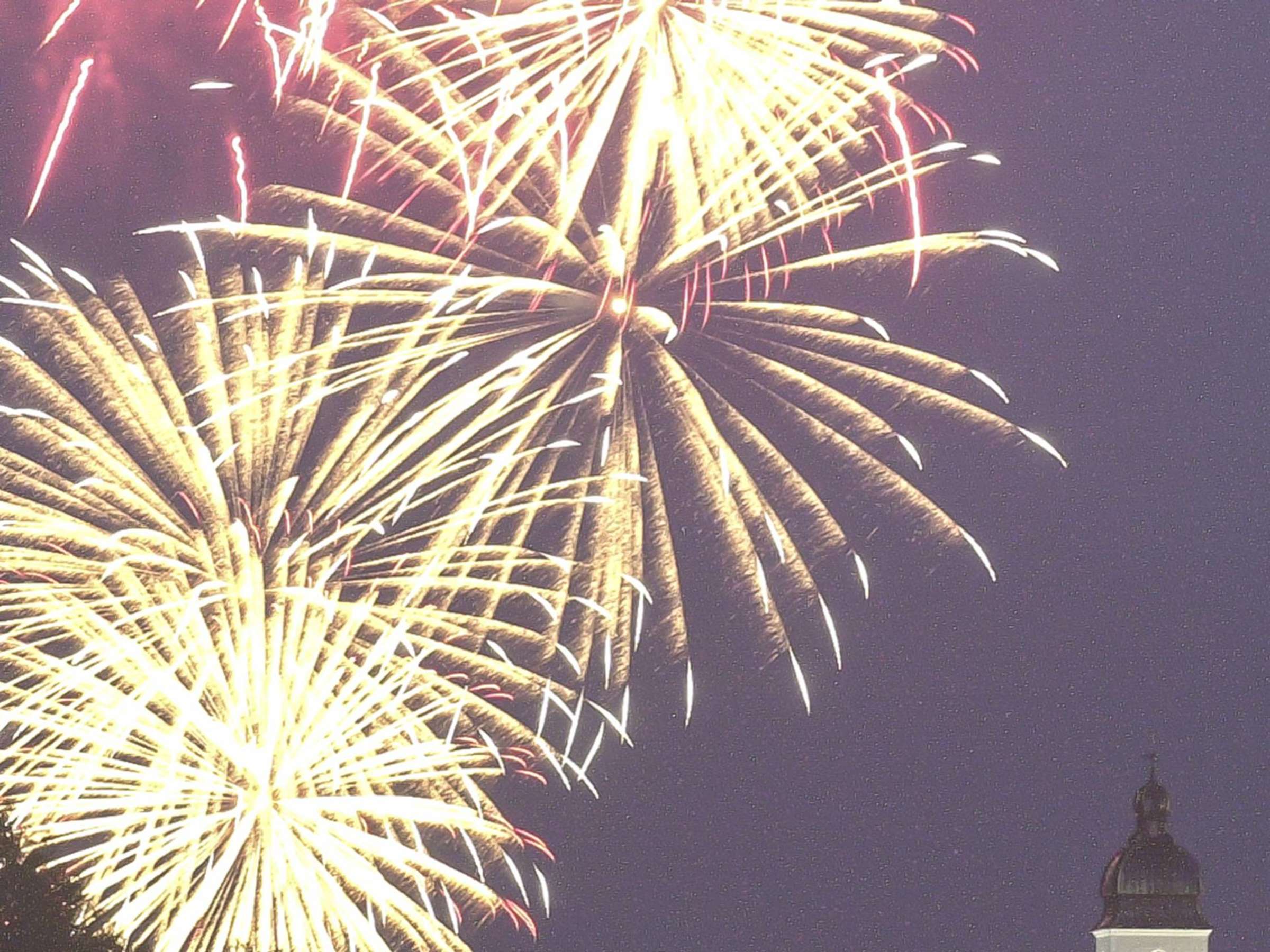 Feuerwerk, Goldregen, Kuppel, Abendhimmel, Full HD, iPad-Hintergrundbild