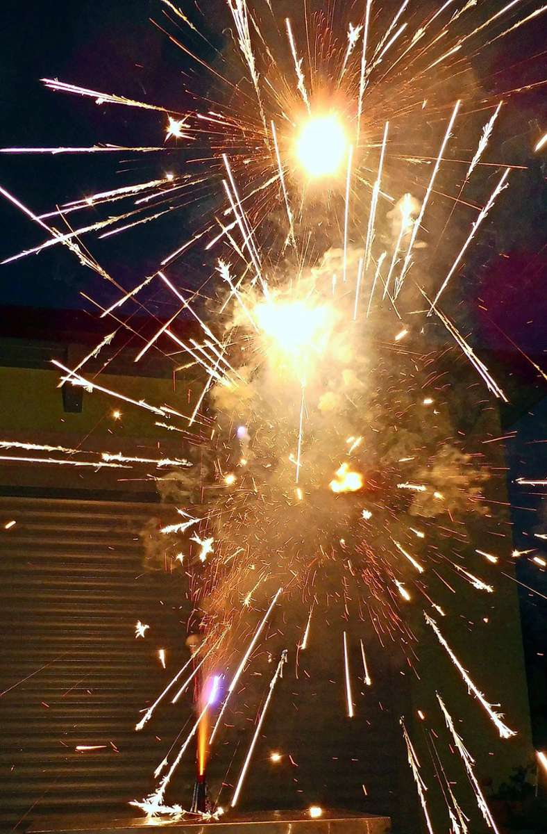 Feuerwerk, Funkenregen, Gold, Nacht, HD, Handy-Hintergrund im Hochformat