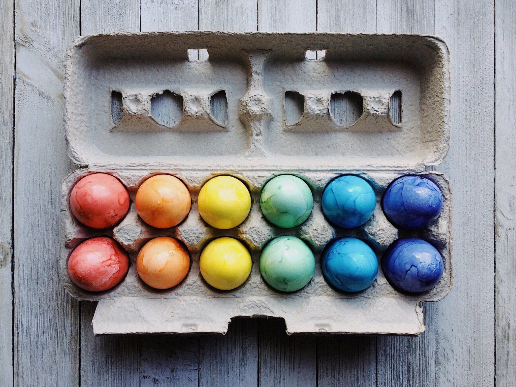 Ostereier, Eierkarton, Regenbogenfarben, Holz, Draufsicht, Hintergrundbild fürs Tablet