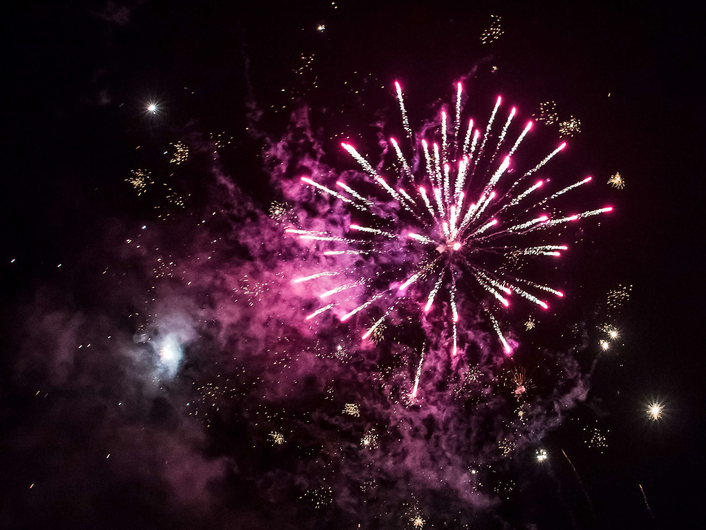 Feuerwerk, Pink, Rauch, Nachthimmel, Full HD, iPad-Hintergrundbild