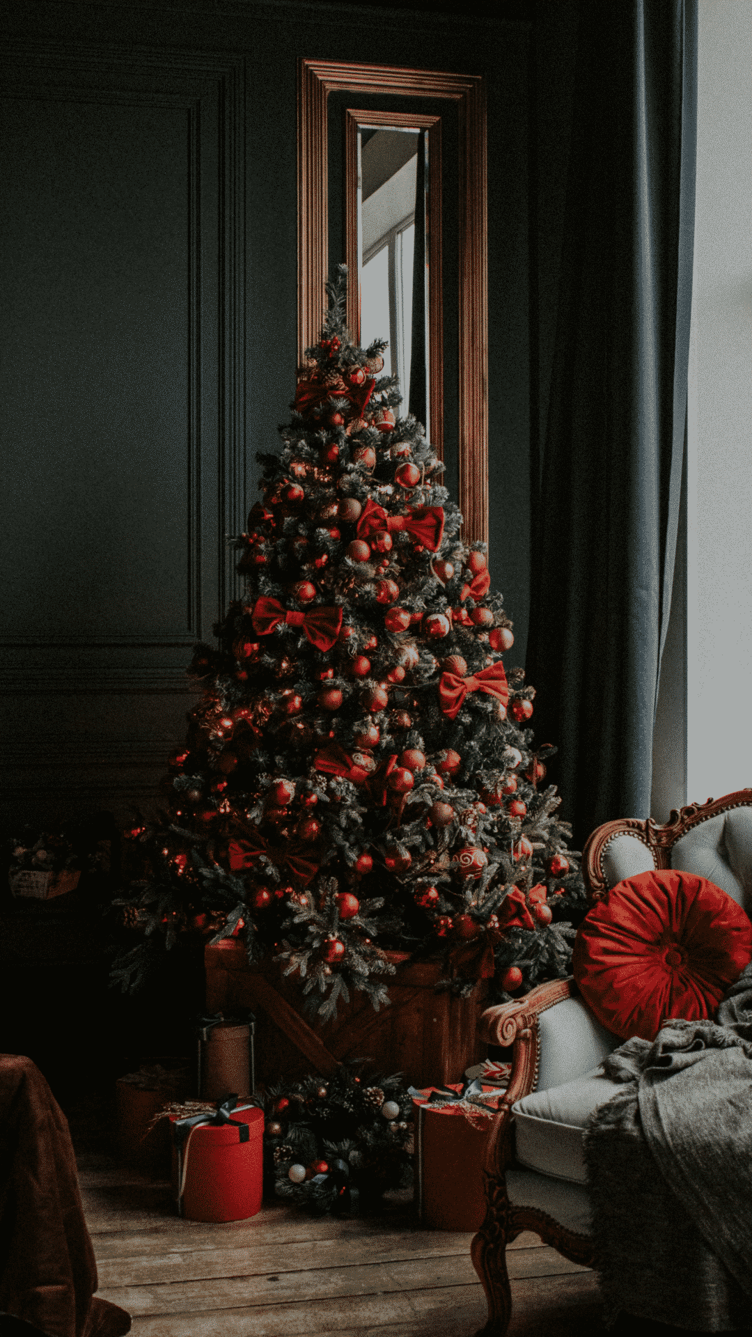 Weihnachtsbaum, Wohnzimmer, Dunkelgrüne Wand, Rote Kugeln, Elegant, 1080x1920, Handy-Hintergrund