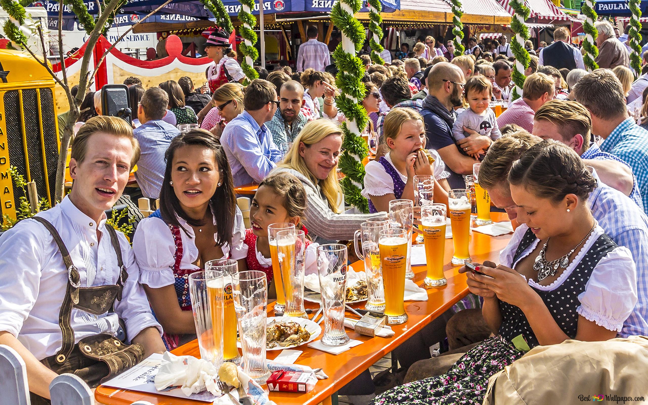 Oktoberfest, Bierzelt, Tracht, Menschenmenge, Biergläser, Feier, 2K, Windows-Hintergrundbild