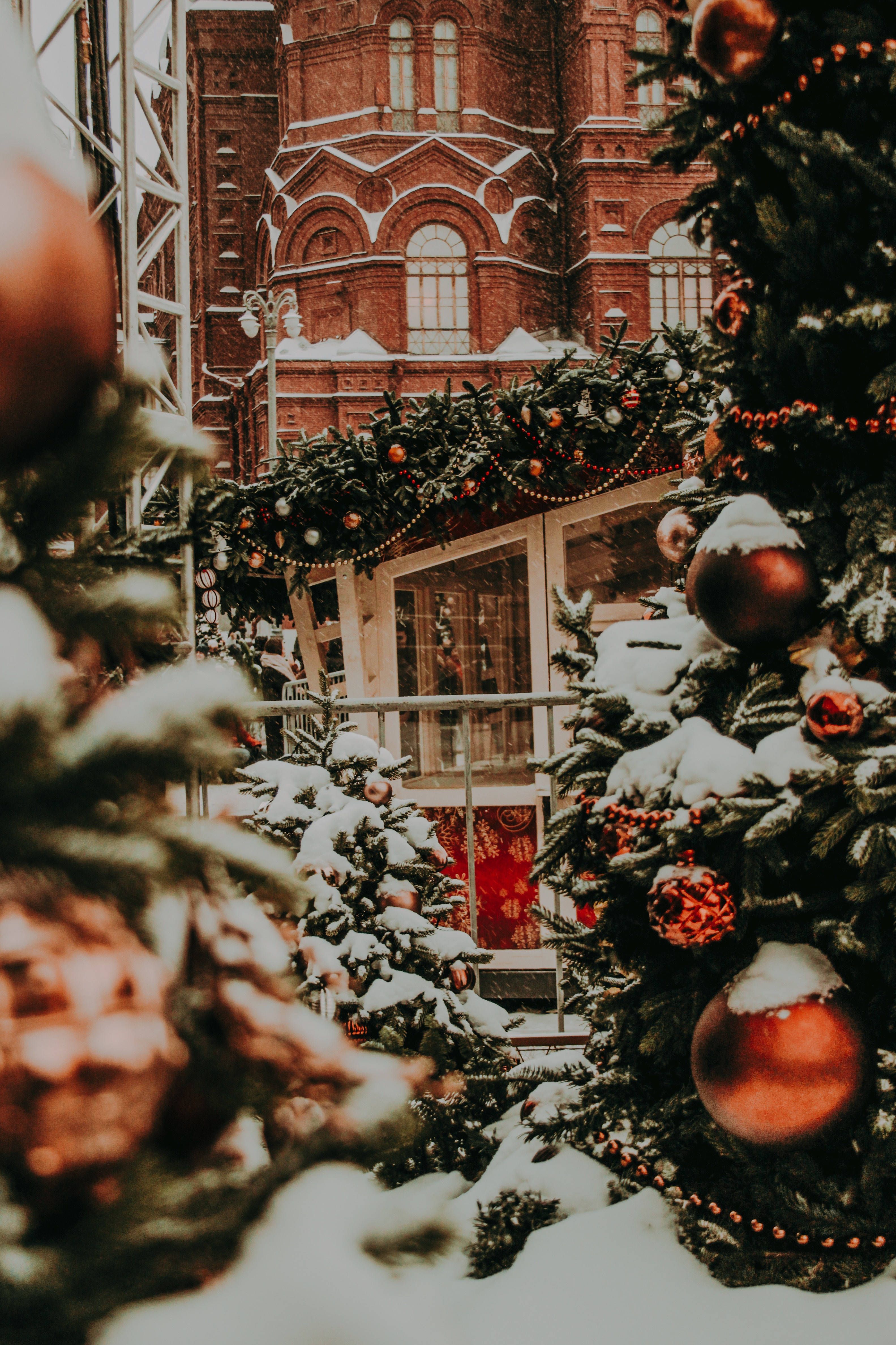 Weihnachtsdeko, Schnee, Rote Kugeln, Backsteinhaus, Winter, QHD+, Handy-Hintergrundbild