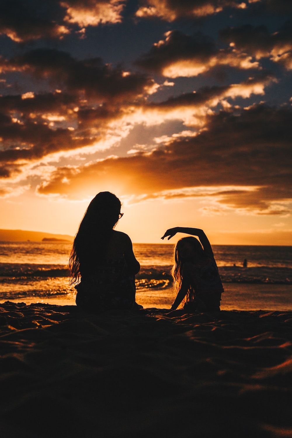 Mutter und Tochter, Silhouette, Strand, Sonnenuntergang, Wolken, HD, Handy-Hintergrund