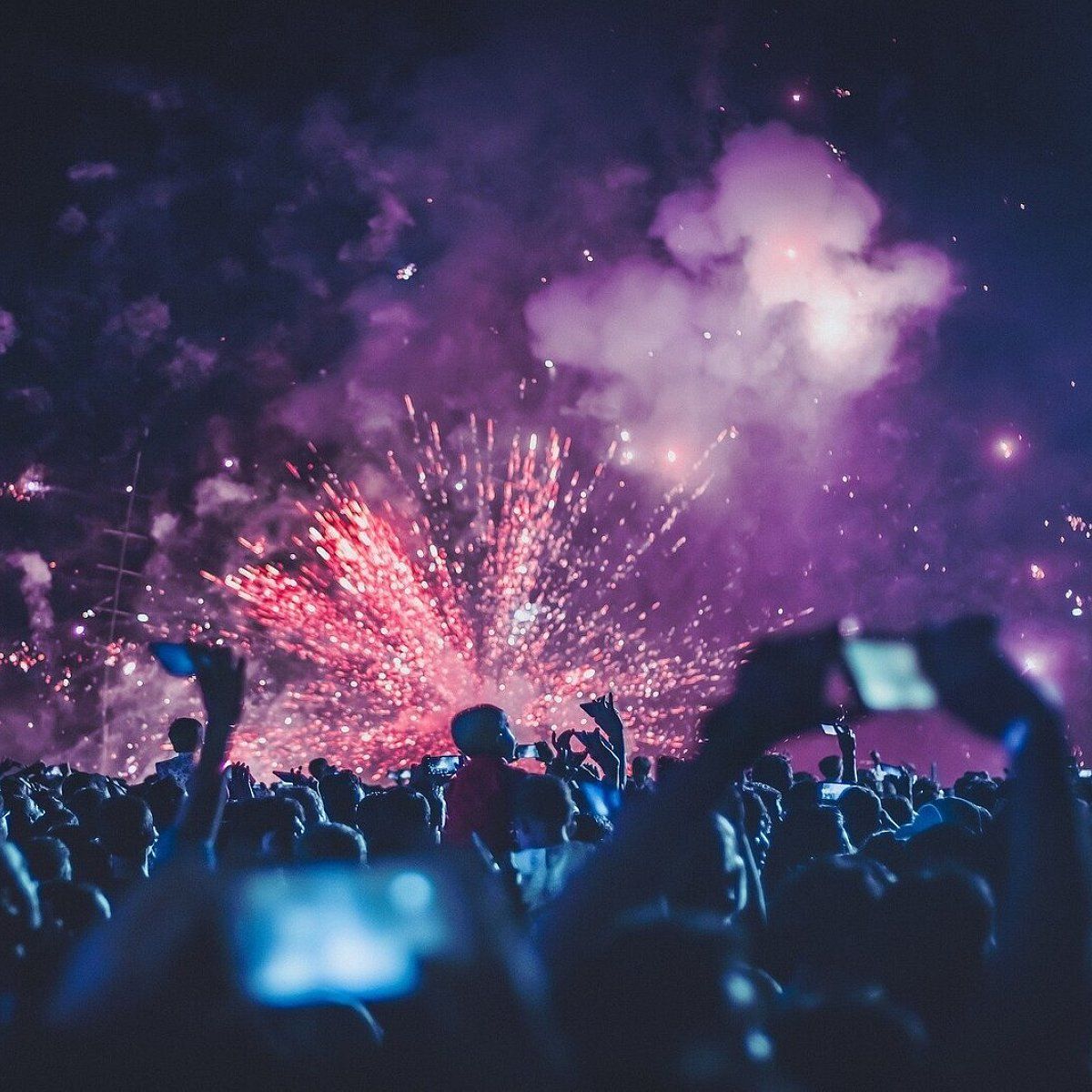 Feuerwerk, Menschenmenge, Smartphones, Lila, Silvesterparty, Hintergrundbild fürs Tablet