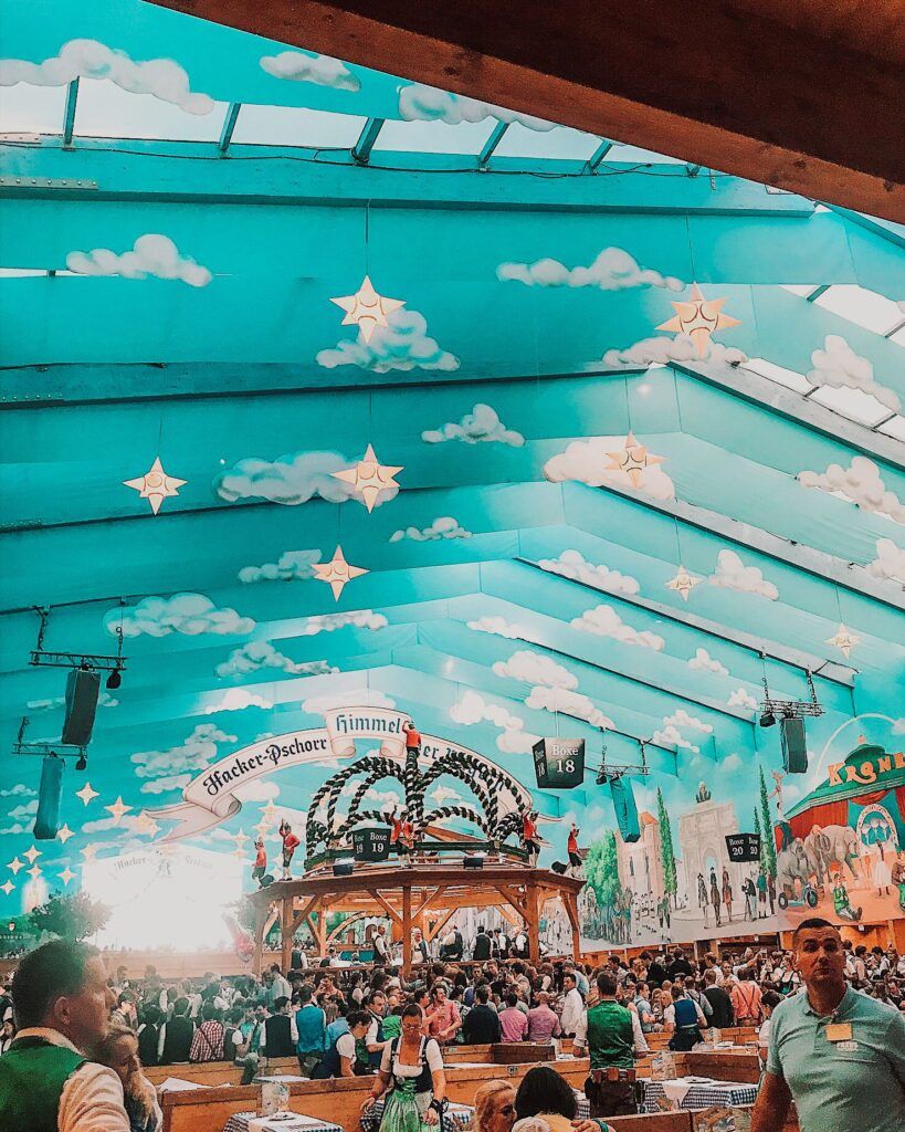 Oktoberfest, Bierzelt, Wolkendecke, Türkis, Innenraum, Hintergrundbild für iPad und Tablet