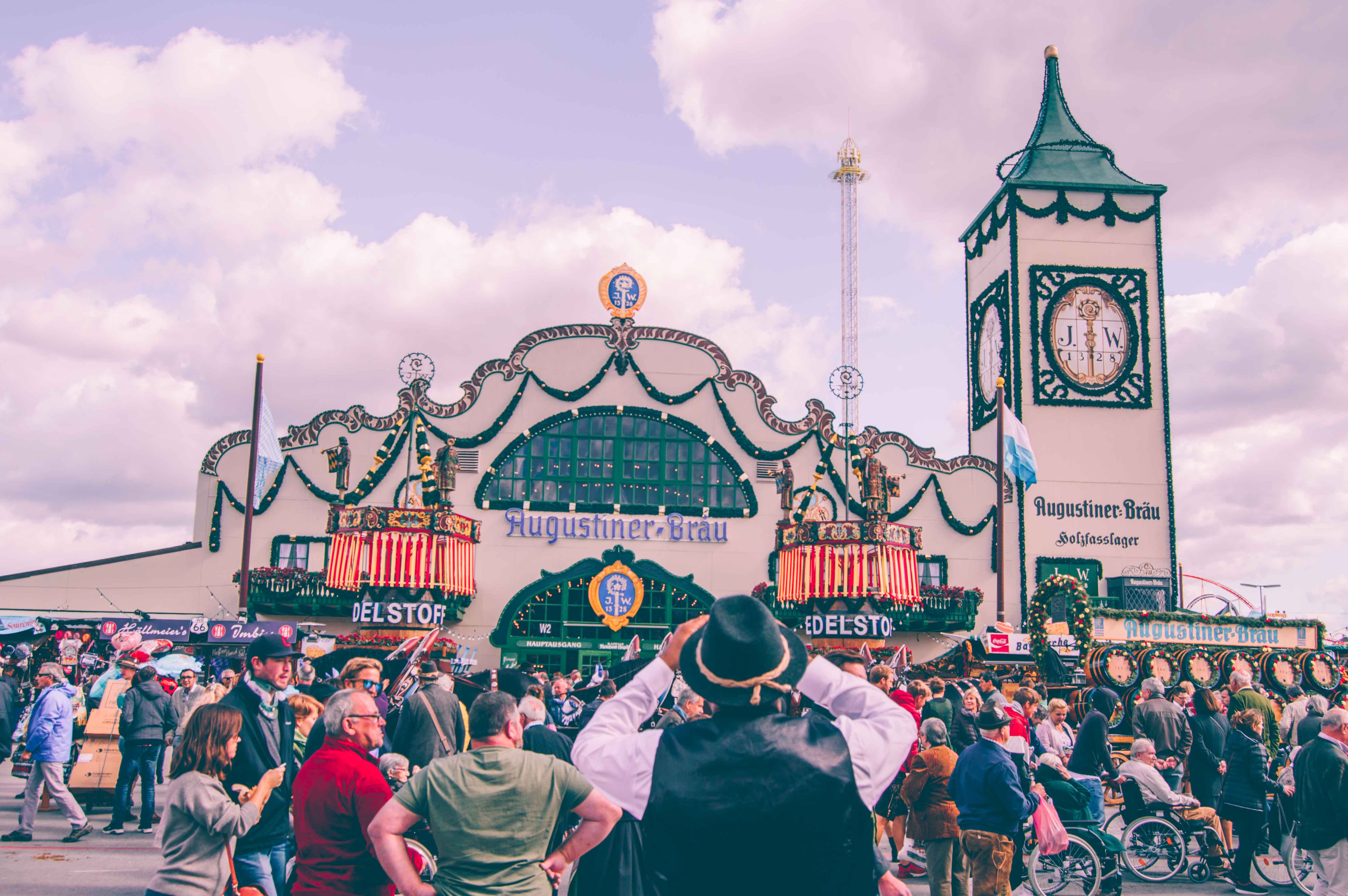 Oktoberfest, Theresienwiese, Festzelt, Uhrturm, Menschenmenge, 5K, Laptop-Hintergrundbild