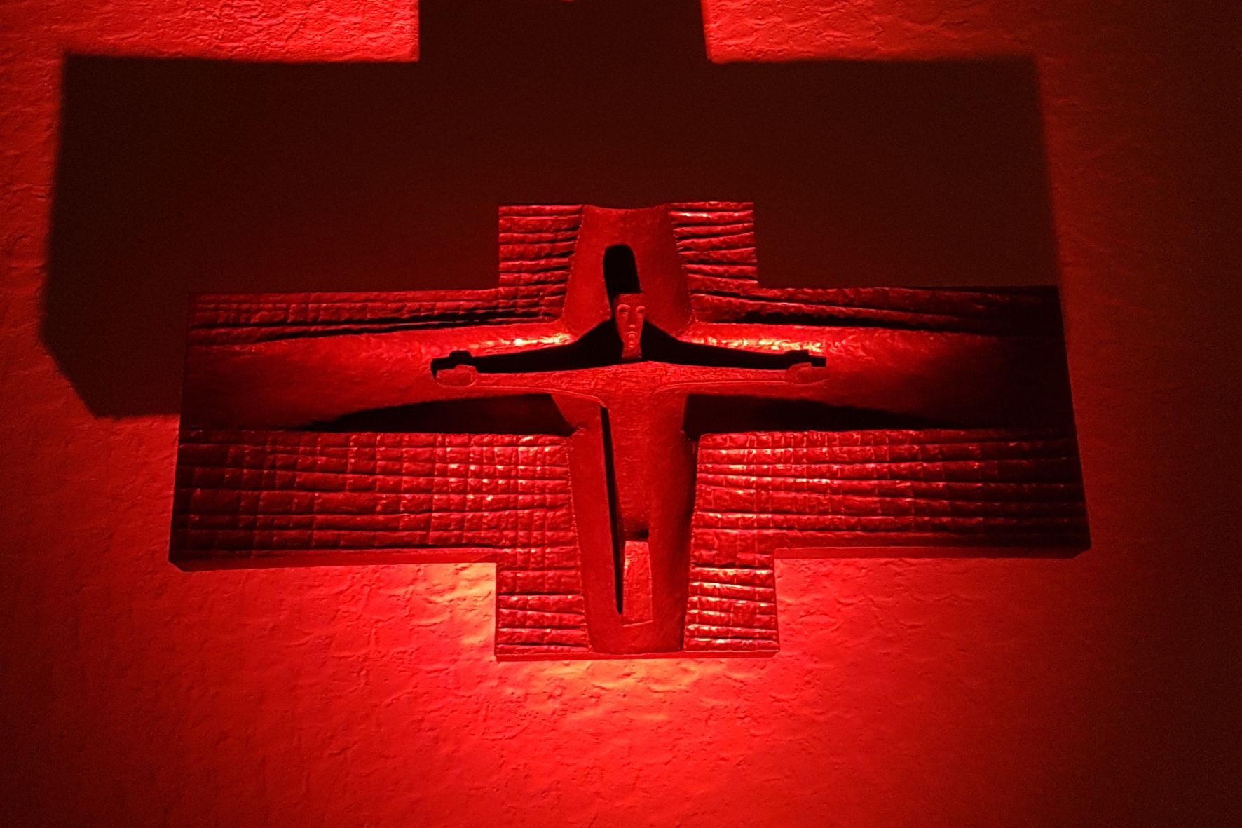 Kruzifix, Jesus am Kreuz, Rotes Licht, Relief, Dunkel, HD, Hintergrundbild für den PC