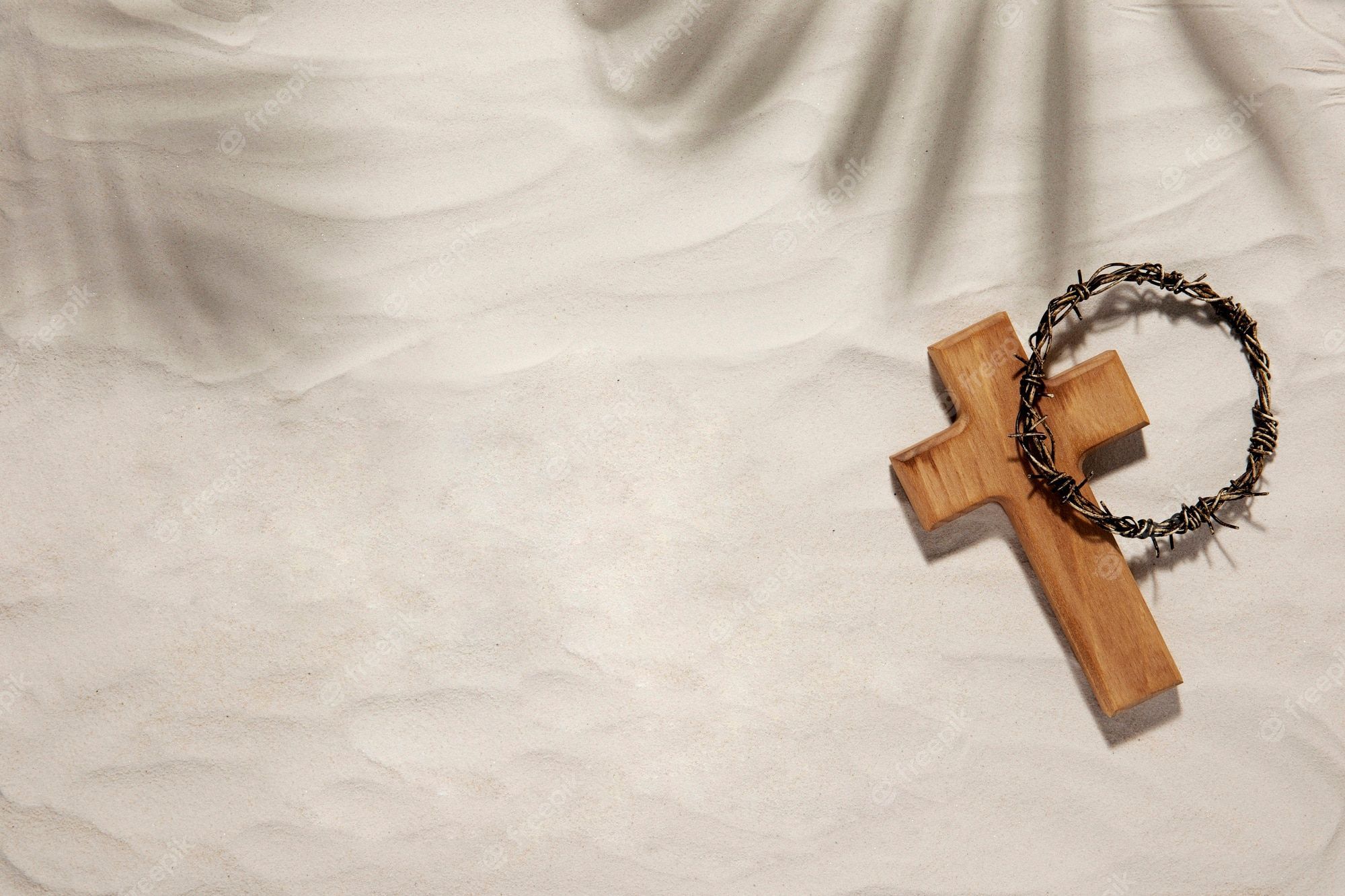 Holzkreuz, Dornenkrone, Sand, Palmenschatten, Ostern, Full HD, Desktop-Hintergrund für Windows