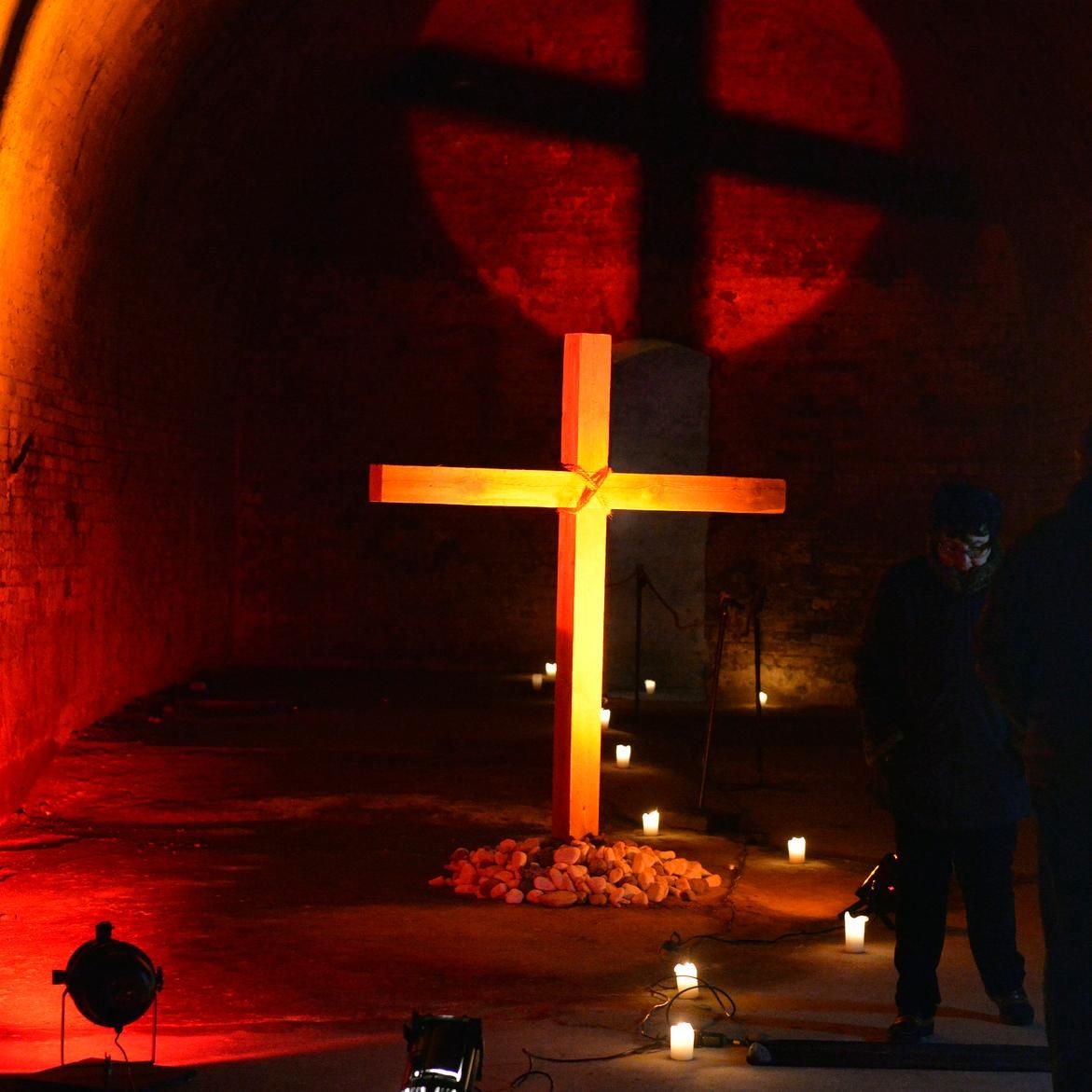 Leuchtendes Kreuz, Kerzen, Höhlenkirche, Rotes Licht, Andacht, Hintergrundbild fürs iPad