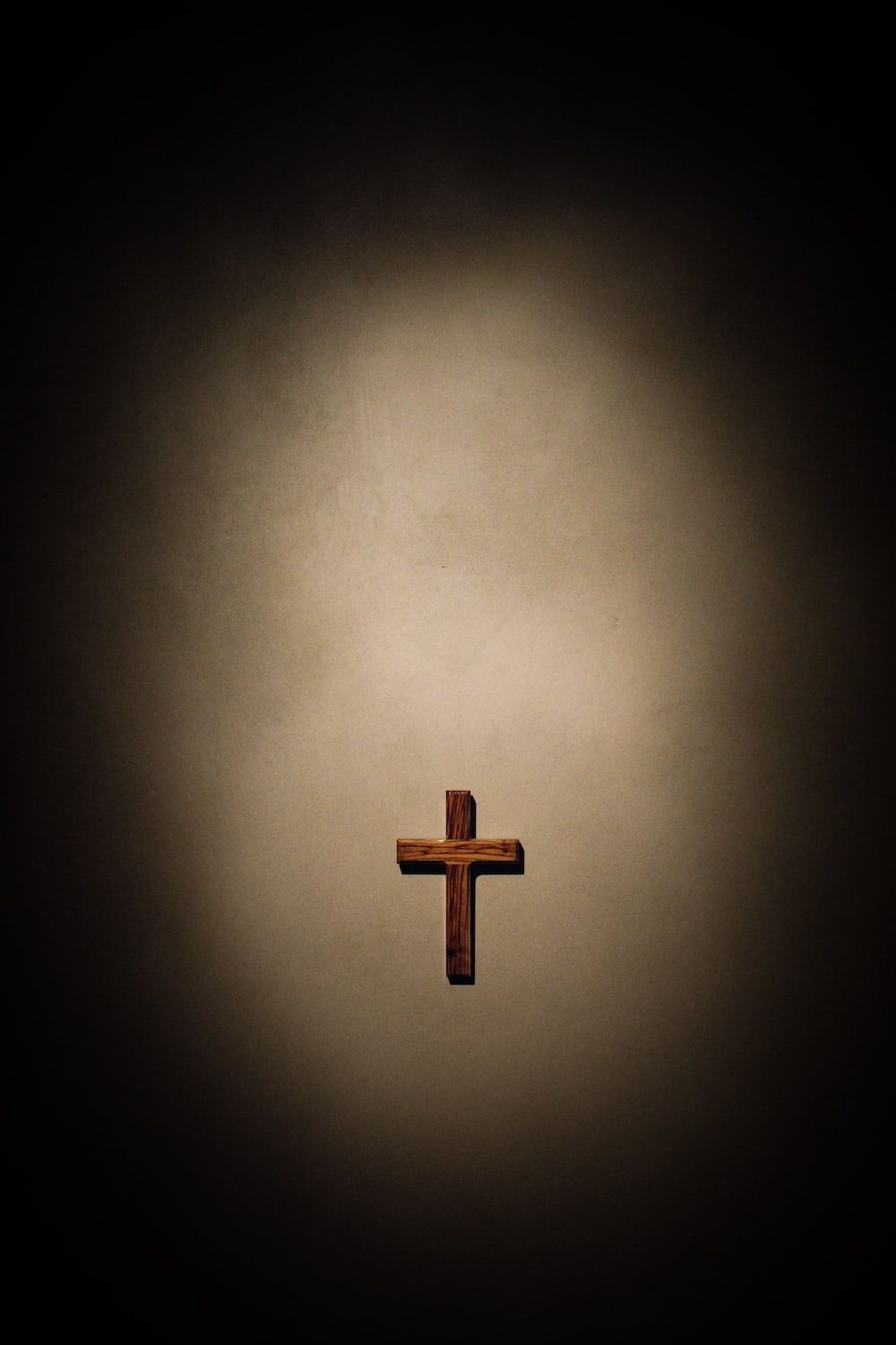 Kleines Kreuz, Dunkler Hintergrund, Lichtschein, Minimalistisch, Sperrbildschirm fürs iPhone