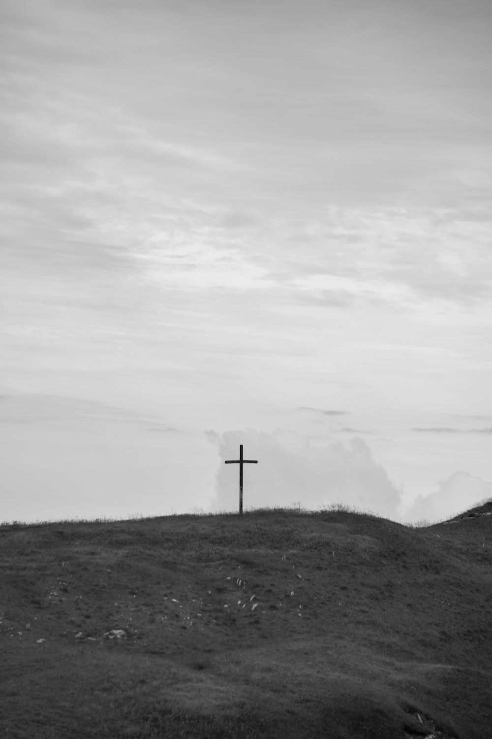 Kreuz auf Hügel, Schwarz-Weiß, Bewölkt, Landschaft, Minimalistisch, HD, Handy-Hintergrundbild