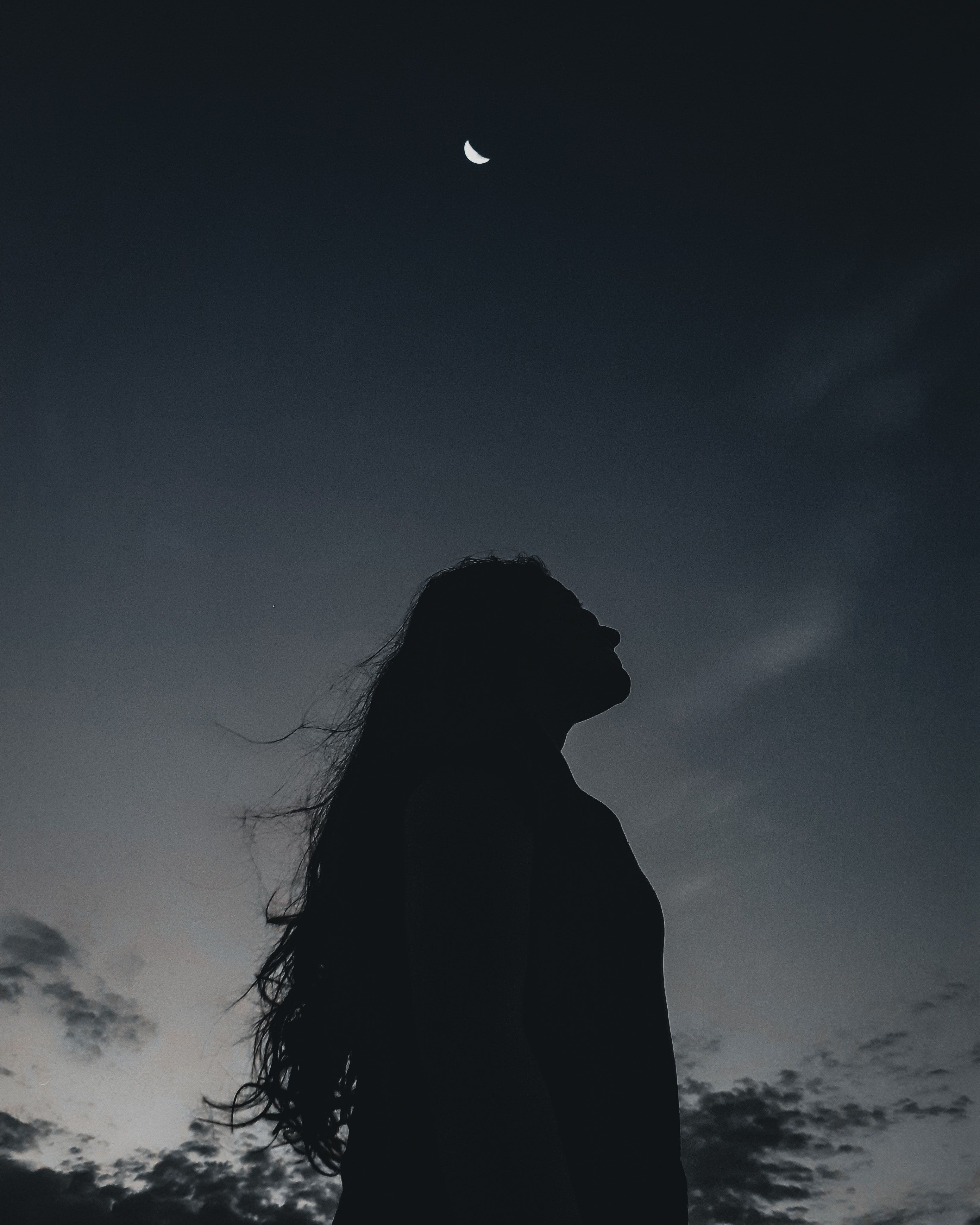 Frau, Silhouette, Mondsichel, Nachthimmel, Melancholie, QHD+, Hintergrundbild fürs Tablet