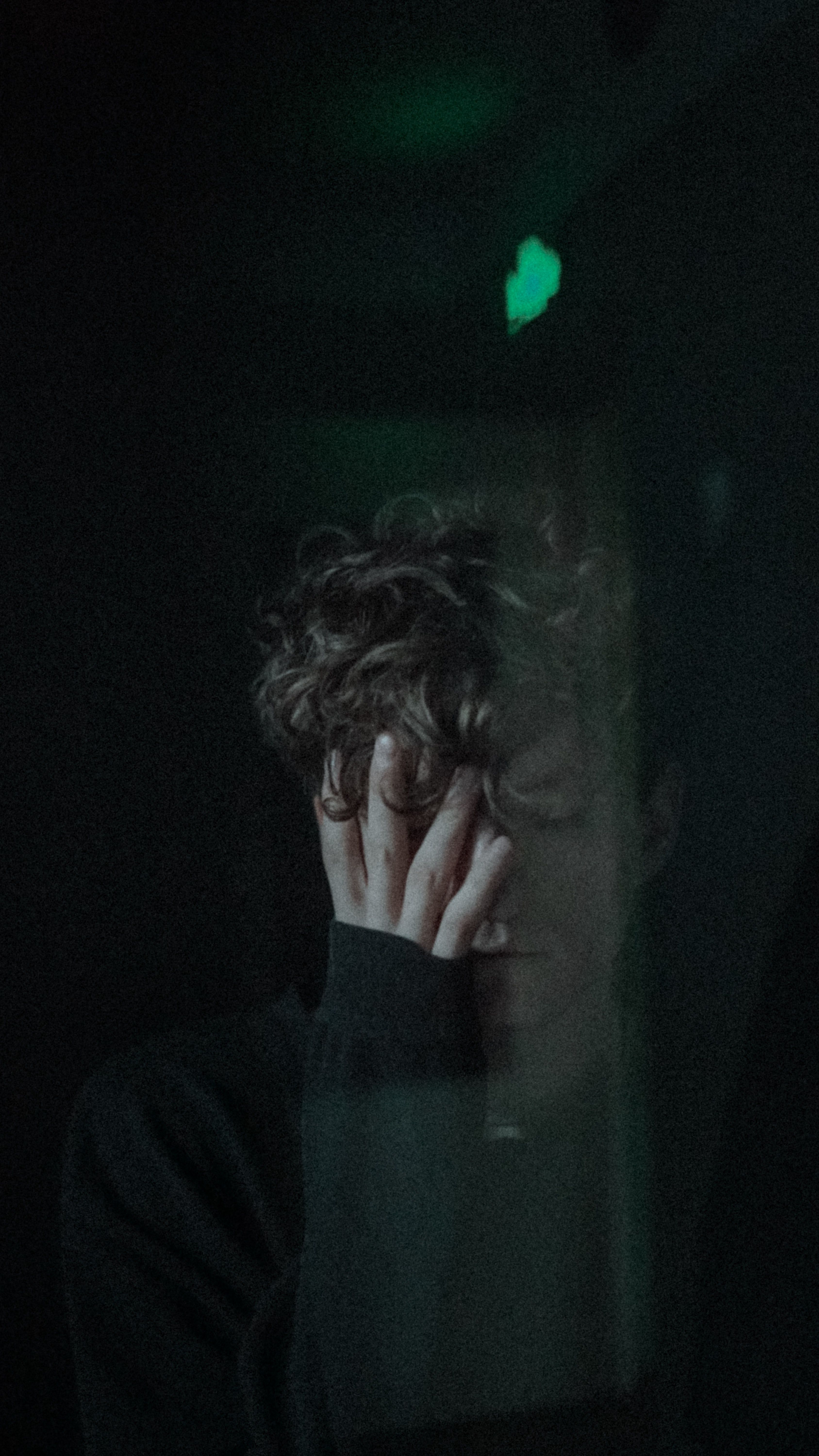 Junge, Verzweiflung, Dunkelgrün, Hand vor Gesicht, Düster, QHD+, Handy-Hintergrund