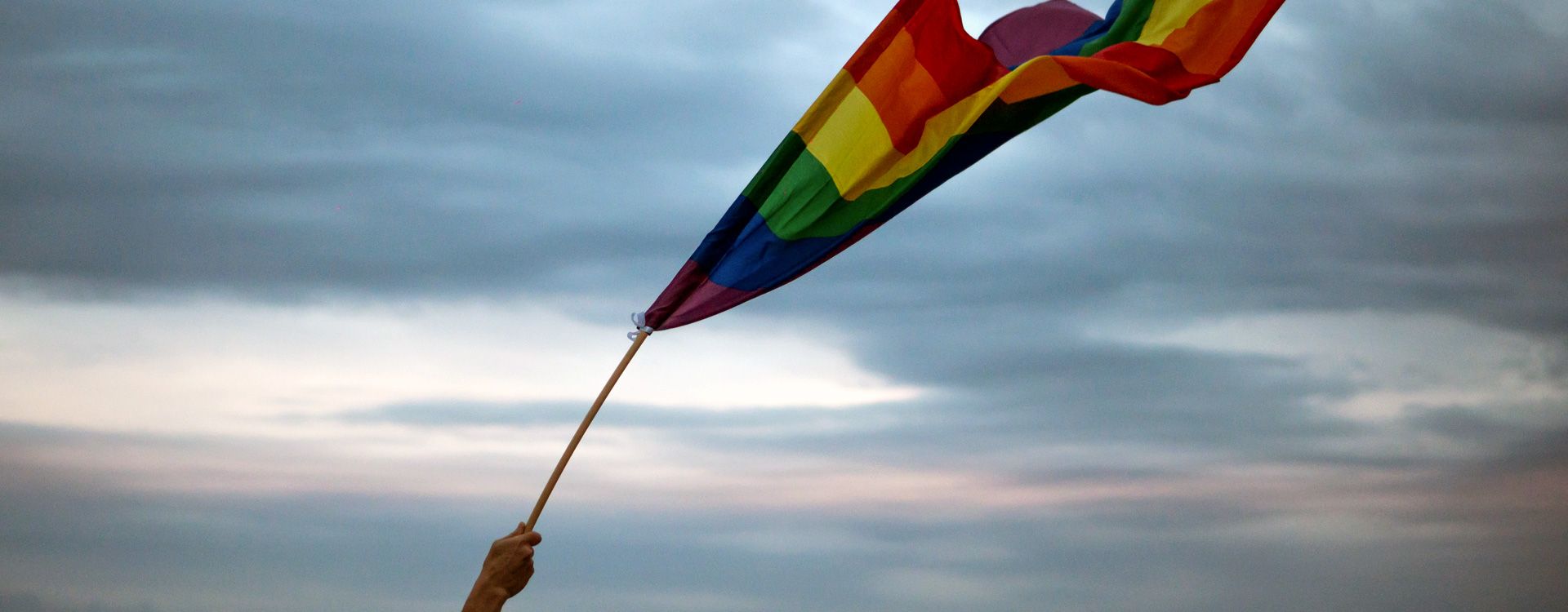 Regenbogenflagge, Hand, Bewölkter Himmel, Pride, Wehende Fahne, Full HD, Desktop-Hintergrund
