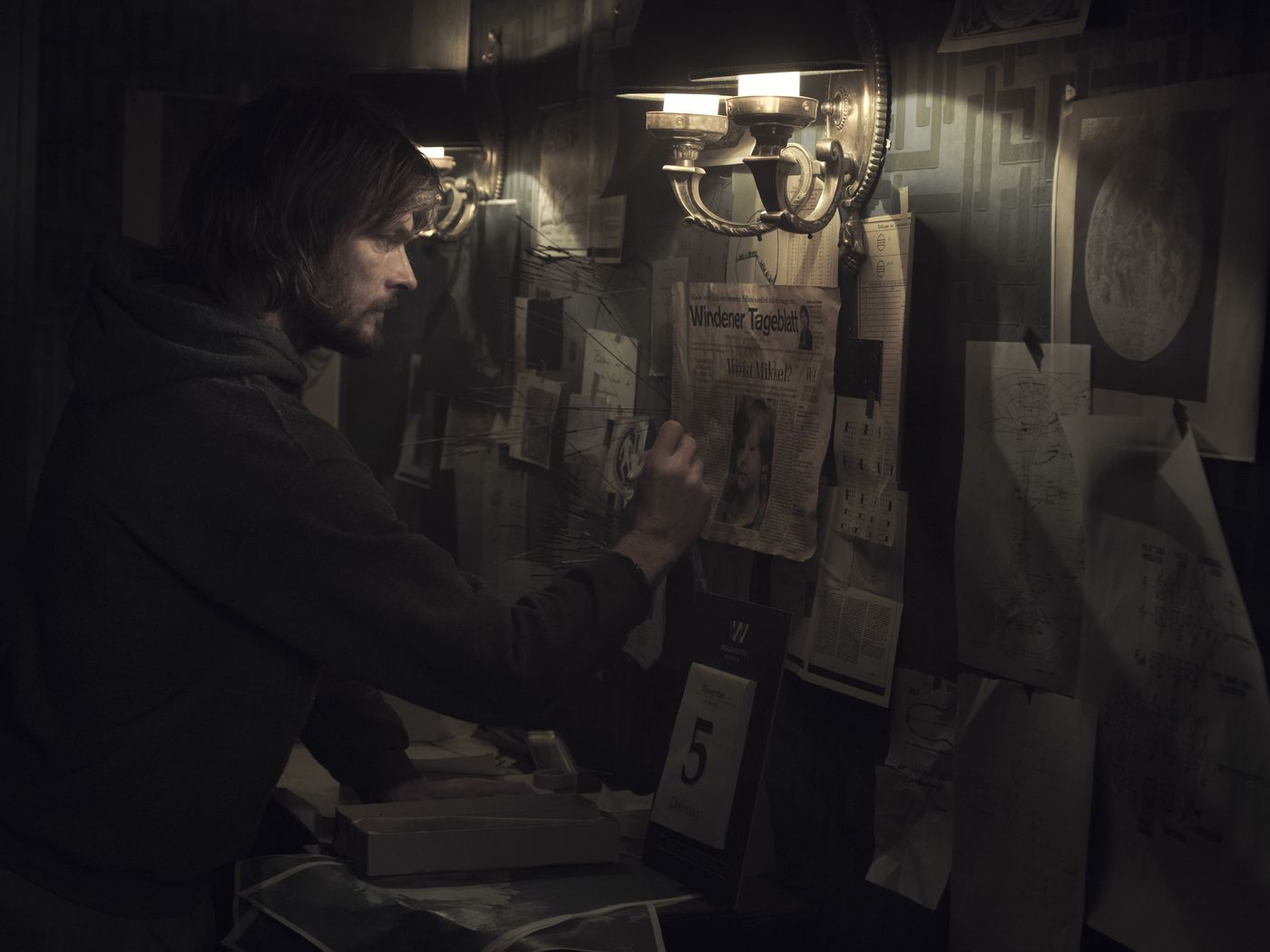 Dark, Der Fremde, Ermittlungswand, Zimmer, Düster, HD, iPad-Hintergrundbild