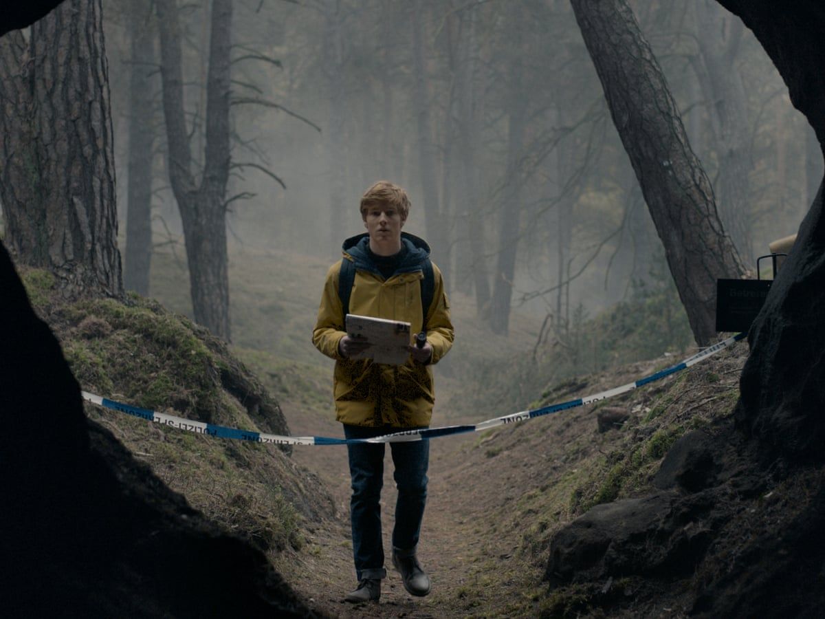 Dark, Jonas Kahnwald, Louis Hofmann, Höhle, Absperrband, Wald, Hintergrundbild fürs iPad