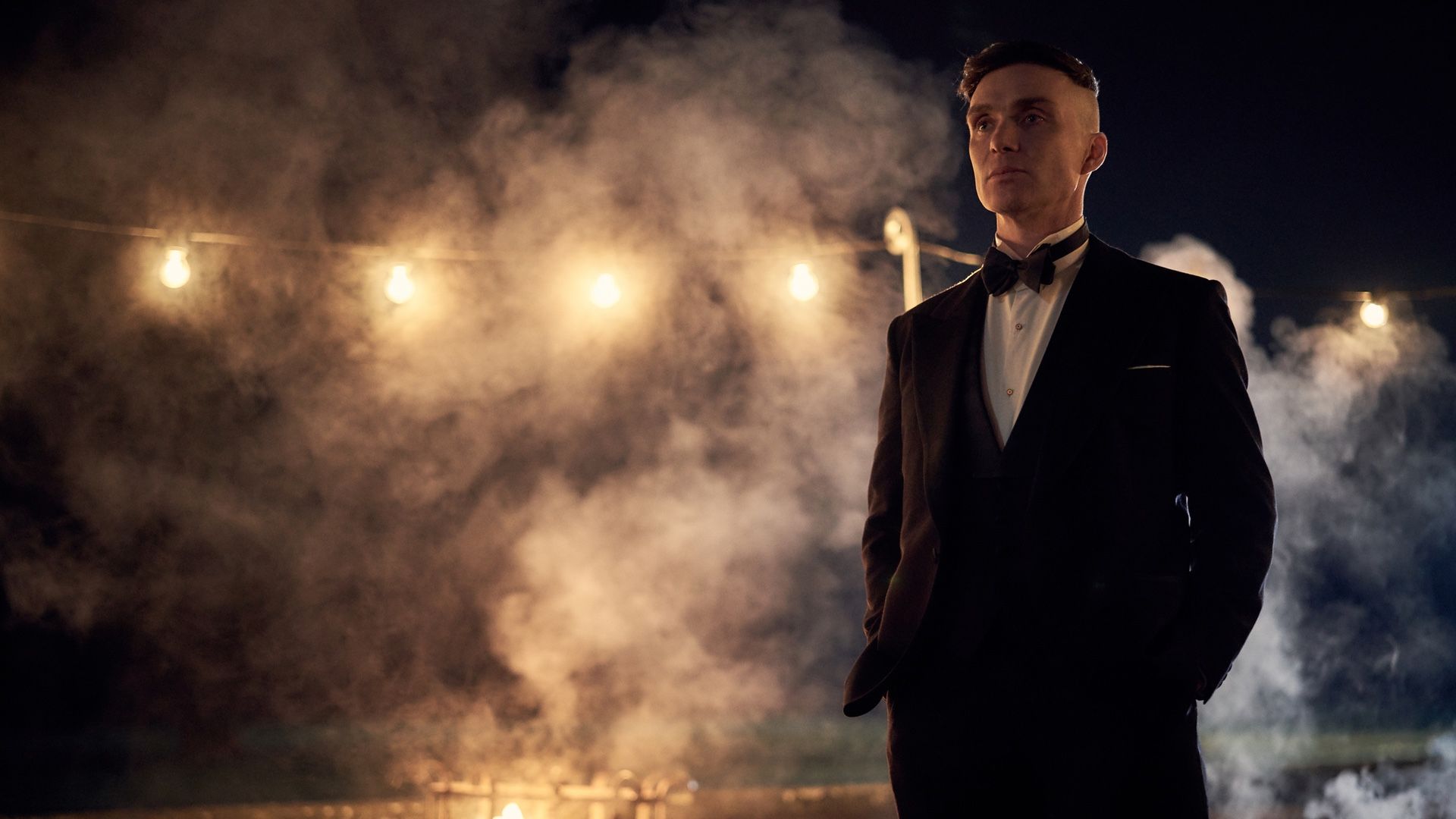 Thomas Shelby, Cillian Murphy, Peaky Blinders, Smoking, Rauch, Lichterkette, Full-HD-Hintergrundbild